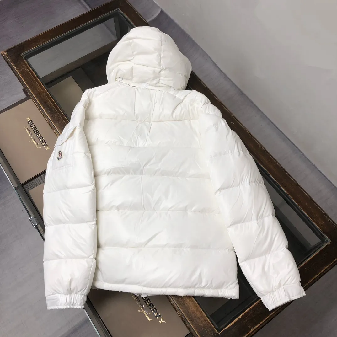 P720 #Moncler/covered mouth #MAYA Maya Eason Chan star's same style, a classic model #Men's and women's style!  Made of nylon with signature rectangular quilting, it is the epitome of Moncler style. A classic short design that transcends seasons and fashions, with a statement silhouette, removable hood and adjustable hem, the armband pocket down jacket is influenced by the iconic outerwear of the 1980s. Maya revisits looks from the Moncler archives with modern style and cutting-edge elements, the result of the brand's expertise in ski equipment. Both in terms of sport and style, this high-performance and positive-spirited jacket has all the elements that a competitive man needs to claim the title. ➖NFC sensor anti-counterfeiting chip ➖Exclusively adopts Taiwan original nylon inner and outer fabrics. ➖Accessories and hardware are customized from the original factory to restore genuine quality.  Color size: classic black (black base, gray base 1-6) pink (0-3) white (1-5) gray (1-5) avocado green (1-5) midnight blue (1-6) olive green (1-6)