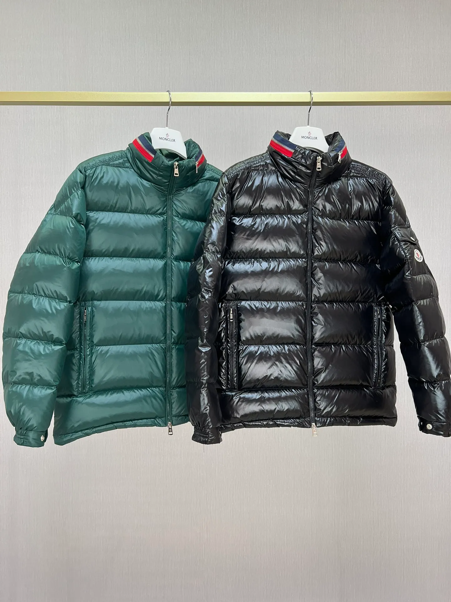 P880 Moncler Mouth Covered Fall/Winter 23 BOURNE colorful collar zipper hooded glossy down jacket, Bourne men's short down jacket Code number: 1-2-3-4-5 Bourne down jacket is Moncler's classic design item, with iconic logo patch pockets on the sleeves. This short down jacket has a lustrous texture and a streamlined, straight-leg design. The zippered stand collar stores the pull-out hood. Made of polyester fabric ·Polyester lining Filled with down ·Pull-out hood ·Zip closure ·Zip pockets ·Sleeve pockets