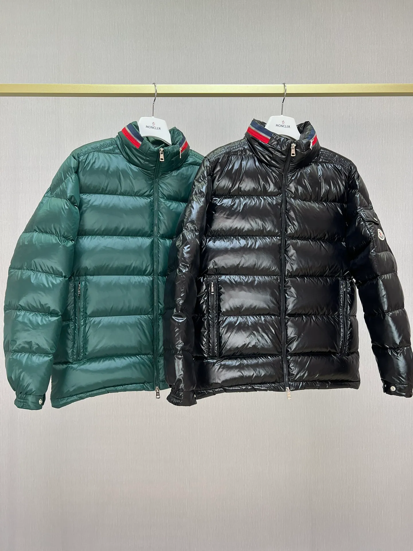 P880 Moncler Mouth Covered Fall/Winter 23 BOURNE colorful collar zipper hooded glossy down jacket, Bourne men's short down jacket Code number: 1-2-3-4-5 Bourne down jacket is Moncler's classic design item, with iconic logo patch pockets on the sleeves. This short down jacket has a lustrous texture and a streamlined, straight-leg design. The zippered stand collar stores the pull-out hood. Made of polyester fabric ·Polyester lining Filled with down ·Pull-out hood ·Zip closure ·Zip pockets ·Sleeve pockets