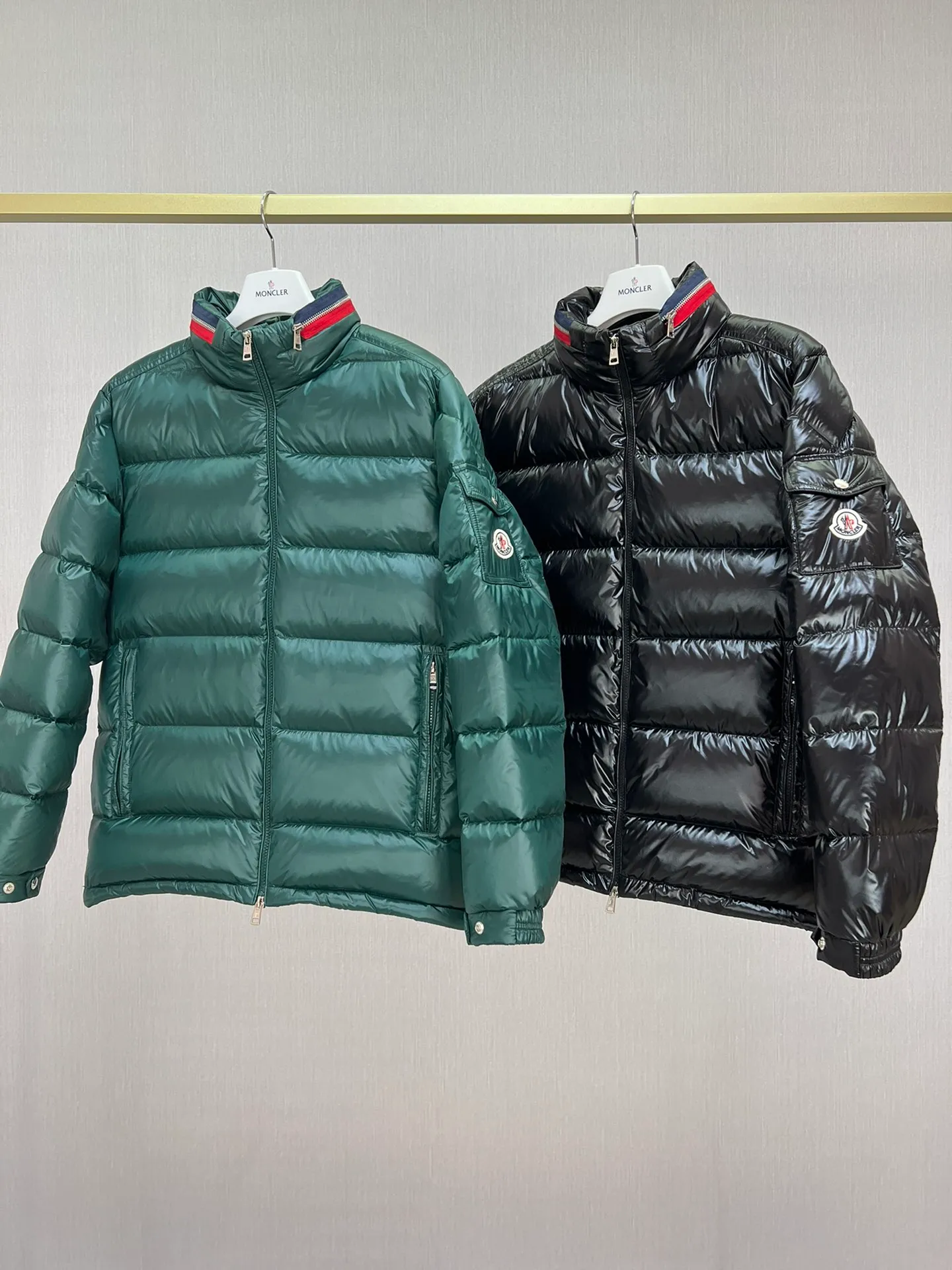 P880 Moncler Mouth Covered Fall/Winter 23 BOURNE colorful collar zipper hooded glossy down jacket, Bourne men's short down jacket Code number: 1-2-3-4-5 Bourne down jacket is Moncler's classic design item, with iconic logo patch pockets on the sleeves. This short down jacket has a lustrous texture and a streamlined, straight-leg design. The zippered stand collar stores the pull-out hood. Made of polyester fabric ·Polyester lining Filled with down ·Pull-out hood ·Zip closure ·Zip pockets ·Sleeve pockets