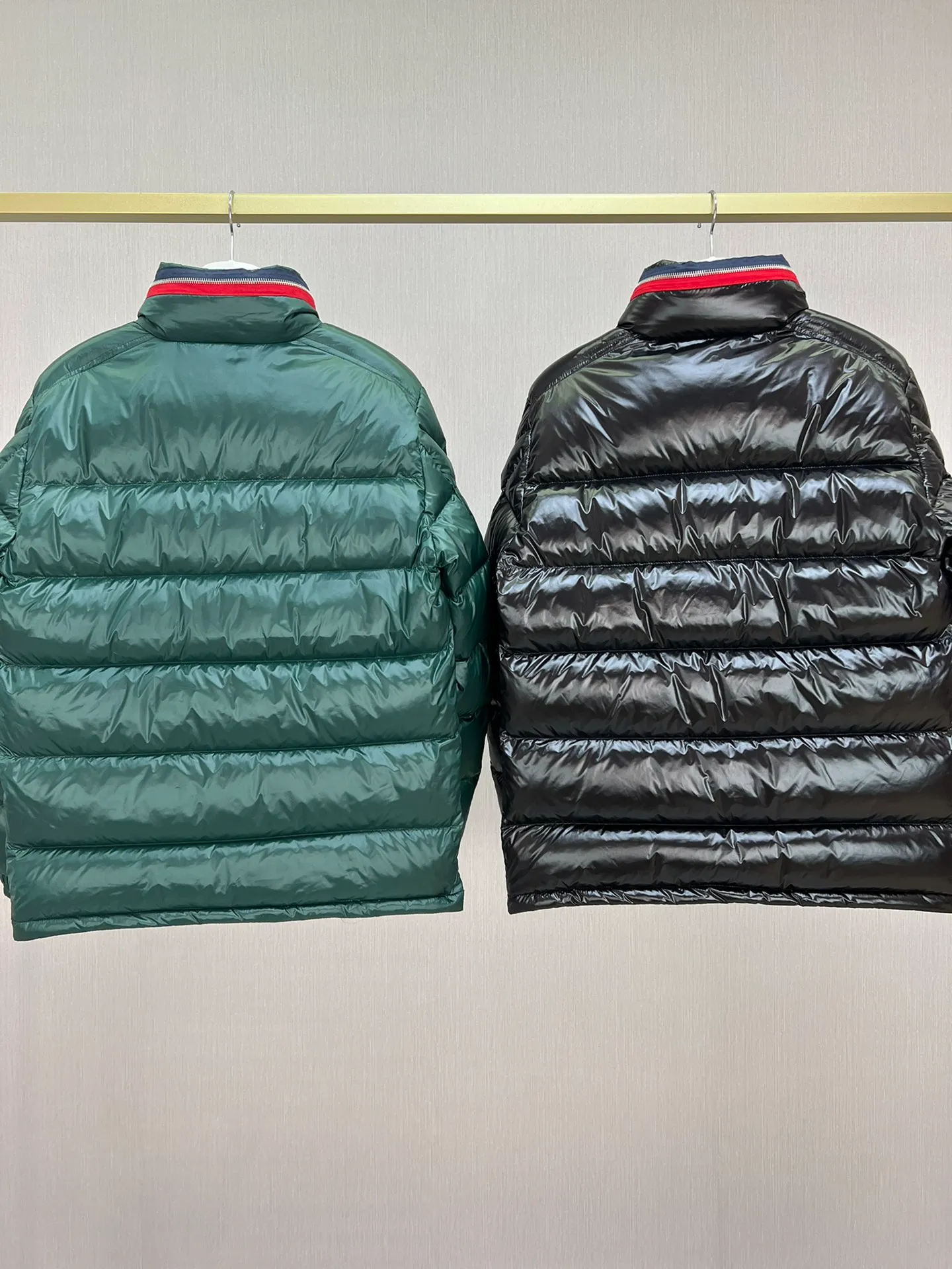 P880 Moncler Mouth Covered Fall/Winter 23 BOURNE colorful collar zipper hooded glossy down jacket, Bourne men's short down jacket Code number: 1-2-3-4-5 Bourne down jacket is Moncler's classic design item, with iconic logo patch pockets on the sleeves. This short down jacket has a lustrous texture and a streamlined, straight-leg design. The zippered stand collar stores the pull-out hood. Made of polyester fabric ·Polyester lining Filled with down ·Pull-out hood ·Zip closure ·Zip pockets ·Sleeve pockets
