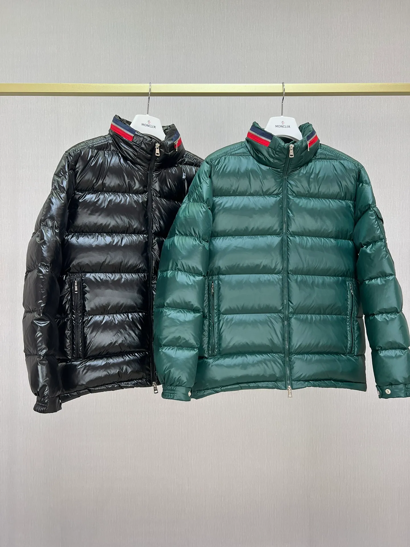 P880 Moncler Mouth Covered Fall/Winter 23 BOURNE colorful collar zipper hooded glossy down jacket, Bourne men's short down jacket Code number: 1-2-3-4-5 Bourne down jacket is Moncler's classic design item, with iconic logo patch pockets on the sleeves. This short down jacket has a lustrous texture and a streamlined, straight-leg design. The zippered stand collar stores the pull-out hood. Made of polyester fabric ·Polyester lining Filled with down ·Pull-out hood ·Zip closure ·Zip pockets ·Sleeve pockets