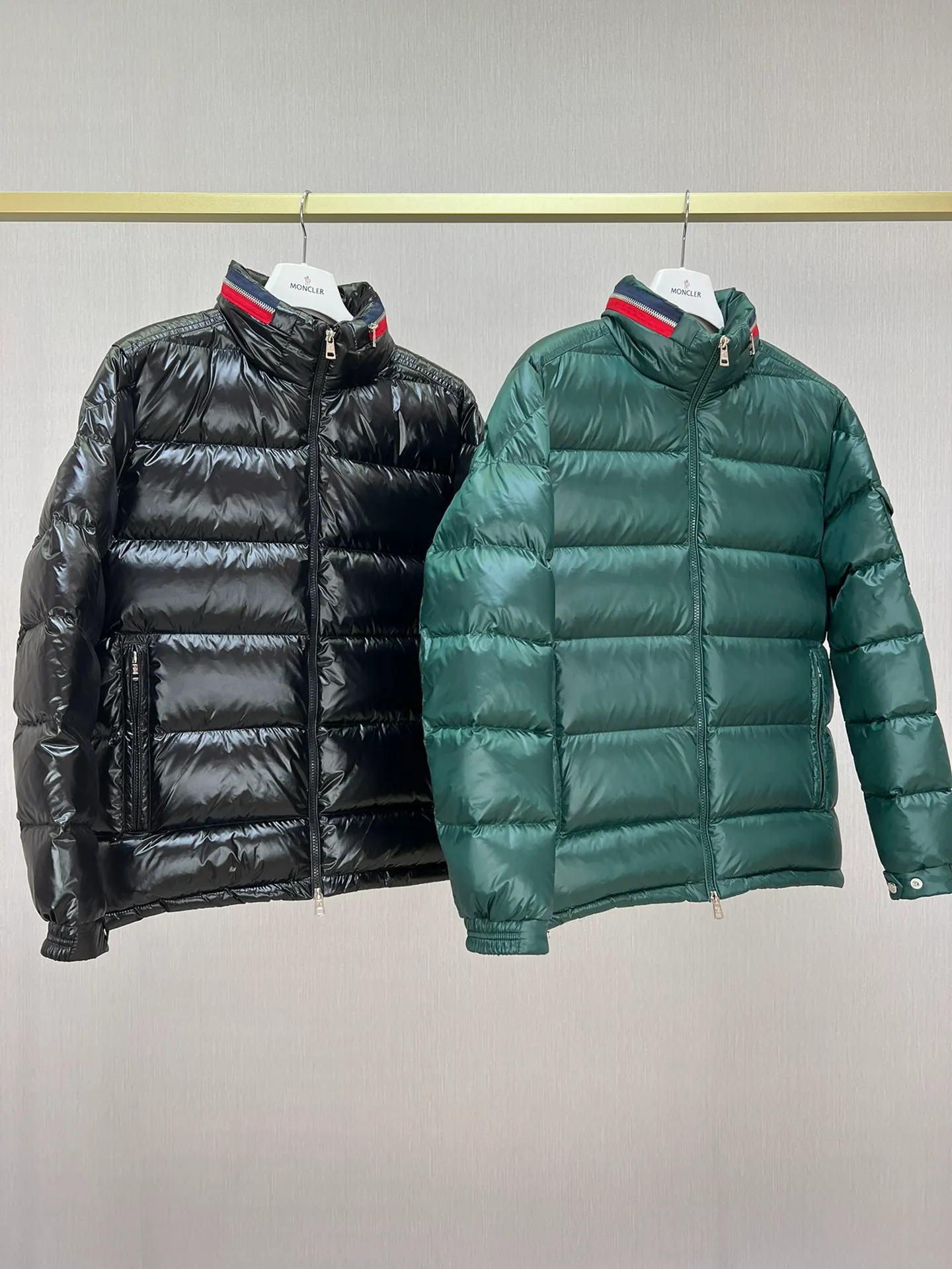 P880 Moncler Mouth Covered Fall/Winter 23 BOURNE colorful collar zipper hooded glossy down jacket, Bourne men's short down jacket Code number: 1-2-3-4-5 Bourne down jacket is Moncler's classic design item, with iconic logo patch pockets on the sleeves. This short down jacket has a lustrous texture and a streamlined, straight-leg design. The zippered stand collar stores the pull-out hood. Made of polyester fabric ·Polyester lining Filled with down ·Pull-out hood ·Zip closure ·Zip pockets ·Sleeve pockets