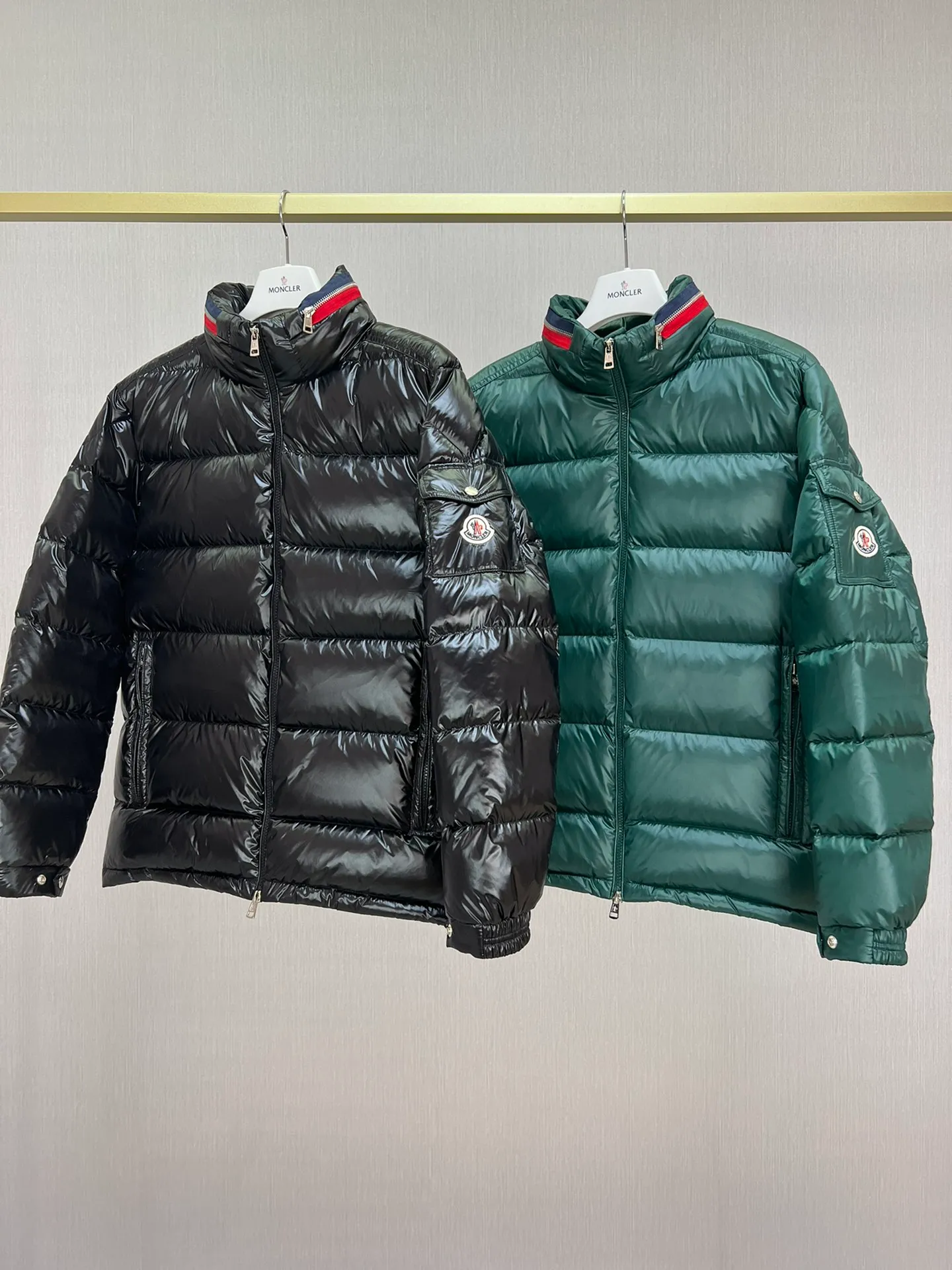 P880 Moncler Mouth Covered Fall/Winter 23 BOURNE colorful collar zipper hooded glossy down jacket, Bourne men's short down jacket Code number: 1-2-3-4-5 Bourne down jacket is Moncler's classic design item, with iconic logo patch pockets on the sleeves. This short down jacket has a lustrous texture and a streamlined, straight-leg design. The zippered stand collar stores the pull-out hood. Made of polyester fabric ·Polyester lining Filled with down ·Pull-out hood ·Zip closure ·Zip pockets ·Sleeve pockets