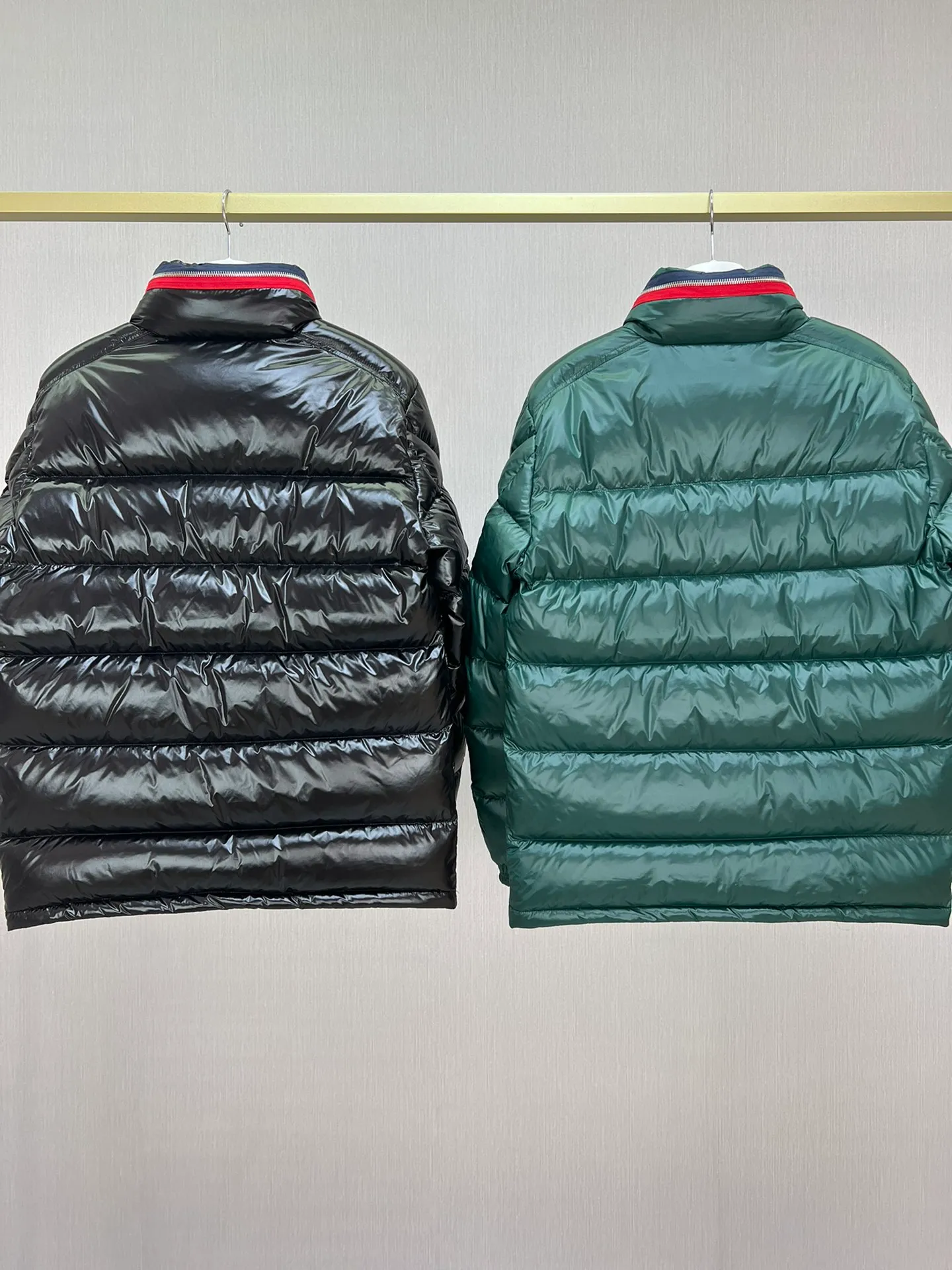 P880 Moncler Mouth Covered Fall/Winter 23 BOURNE colorful collar zipper hooded glossy down jacket, Bourne men's short down jacket Code number: 1-2-3-4-5 Bourne down jacket is Moncler's classic design item, with iconic logo patch pockets on the sleeves. This short down jacket has a lustrous texture and a streamlined, straight-leg design. The zippered stand collar stores the pull-out hood. Made of polyester fabric ·Polyester lining Filled with down ·Pull-out hood ·Zip closure ·Zip pockets ·Sleeve pockets