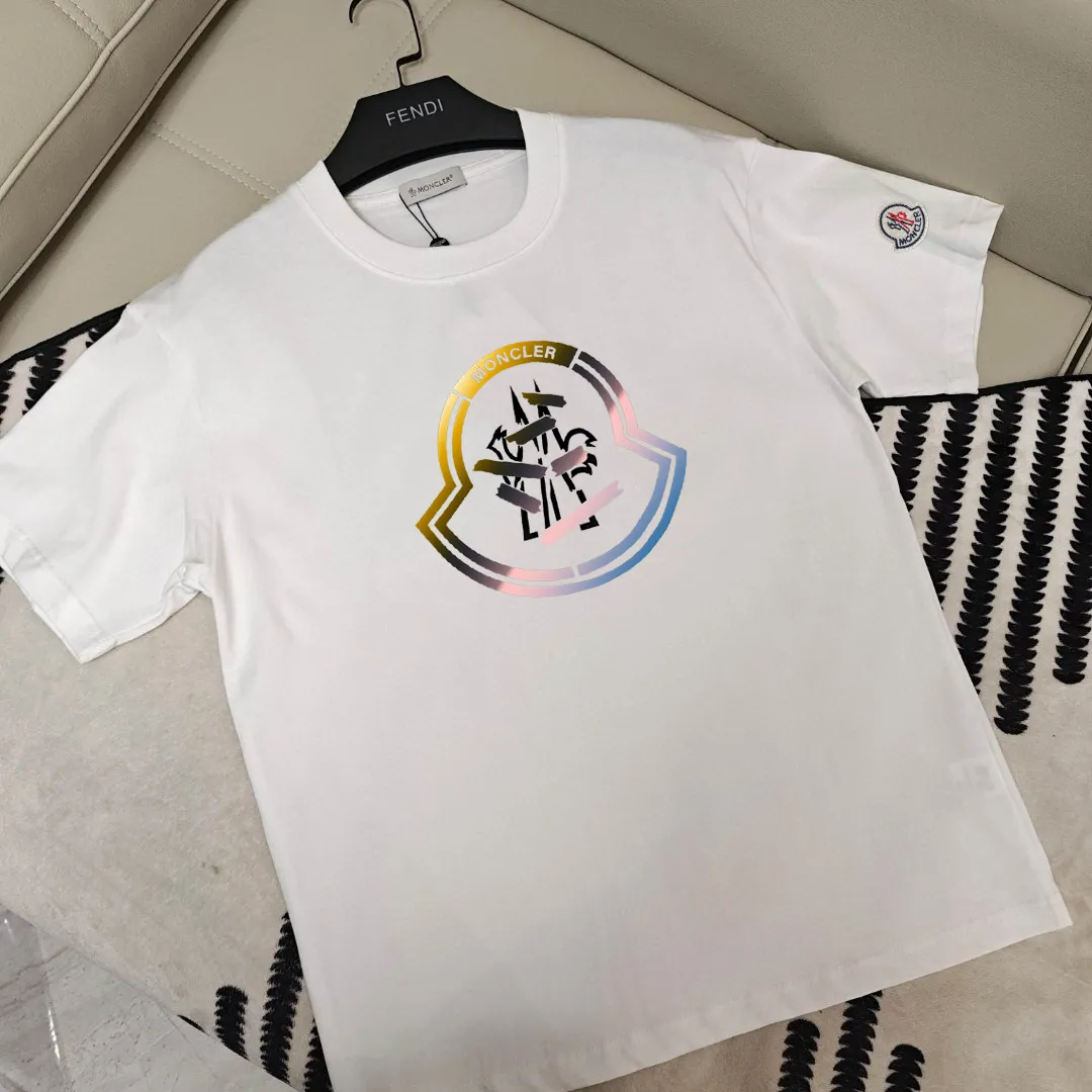 P160 Moncler 25s new Salona T-shirt. Basic model recommended! Customized branded hat with three-dimensional heat transfer design on the chest. Clean, refreshing, simple and elegant. Recommended item for any age [Fireworks] regular version! Custom-made 250g Salona fabric, the surface is skin-friendly and smooth, and the body is as comfortable as a baby! Color: Black. White. Red Size: s-xxl (L is recommended for 175/140 pounds)
