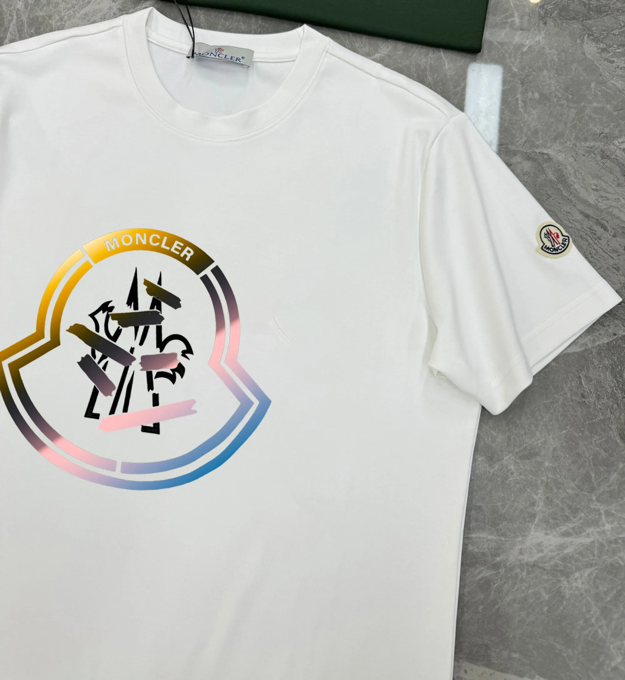 P160 Moncler 25s new Salona T-shirt. Basic model recommended! Customized branded hat with three-dimensional heat transfer design on the chest. Clean, refreshing, simple and elegant. Recommended item for any age [Fireworks] regular version! Custom-made 250g Salona fabric, the surface is skin-friendly and smooth, and the body is as comfortable as a baby! Color: Black. White. Red Size: s-xxl (L is recommended for 175/140 pounds)