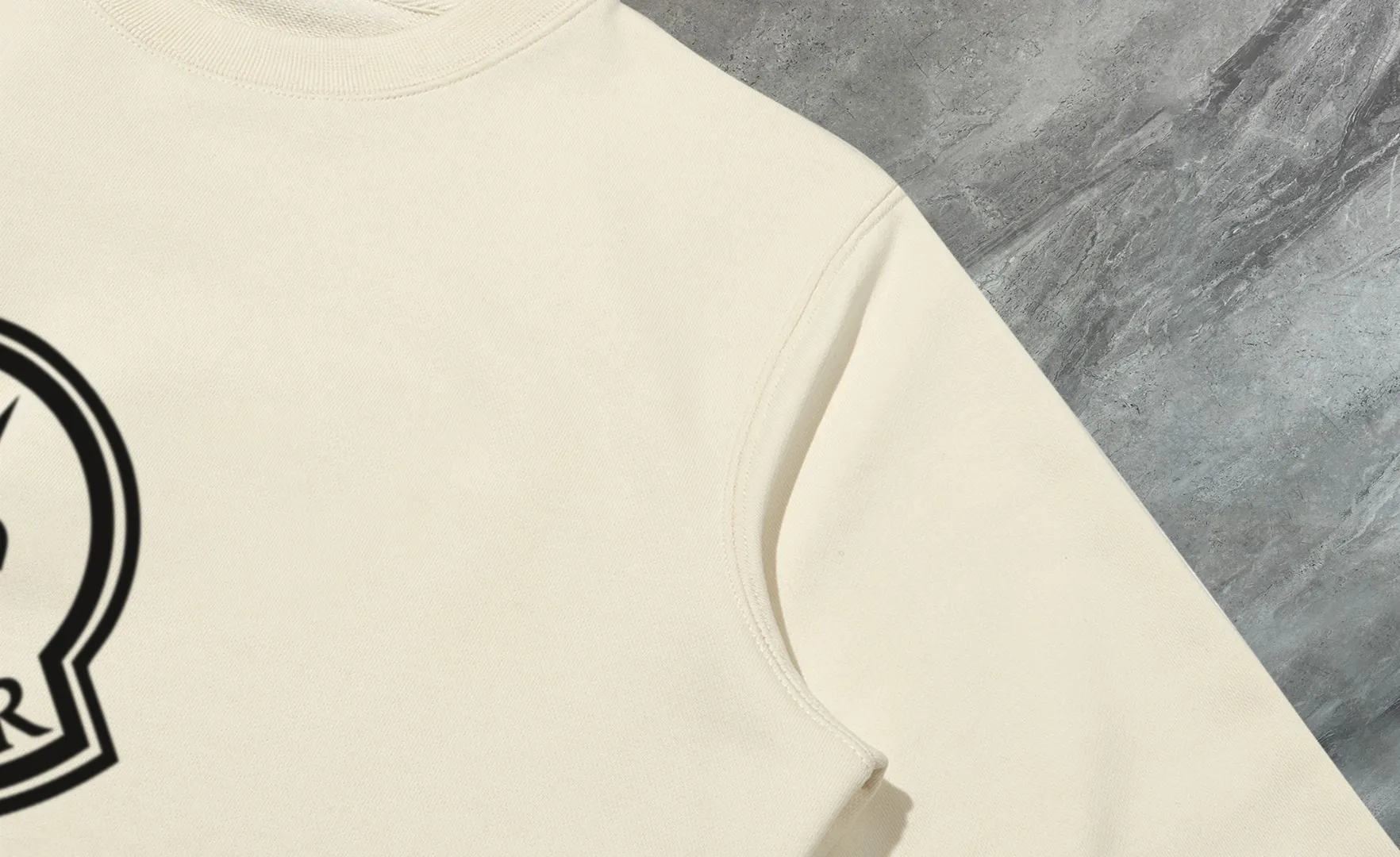 P210 High-version sweatshirt) [Long-term stock] 〖𝐌𝐎𝐍𝐂𝐋𝐄𝐑~Mask〗 Made of 440g heavy-weight fabric. It is different from the market currency. It can be matched with any variety and is properly handsome. 😎The whole dress is made of double waistcoats. The double waistcoats make the whole dress more three-dimensional. Not ordinary factories can do such fine work. 2025 Spring runway version of the T stage, on sale at the counter, round neck terry sweatshirt, high-end double-strand pure cotton, custom-made stretch ribs, dyed in the same vat, complete with three standards, matched with exquisite embroidered LOGO on the chest, simple and advanced, same style for men and women. Color: black, apricot, white, size: S M L XL 2XL
