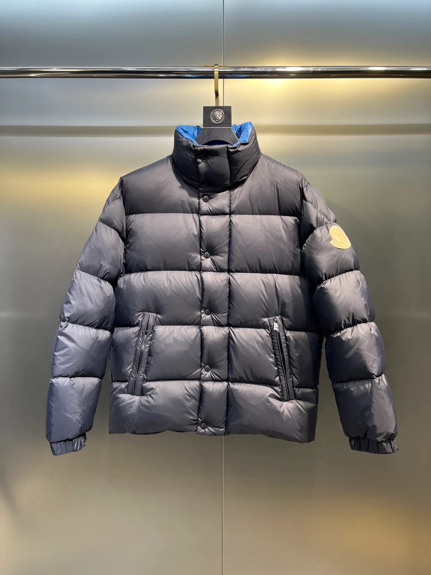 P920 Moncler 🌟Down Jacket 2025 latest fashion designer down jacket. Every detail shows high-end craftsmanship. The design changes of structural tailoring show the diverse image changes of men. The slim fit and tailored fit meet the current popular multi-layered wear. Versatile style for life. Code number: 12345