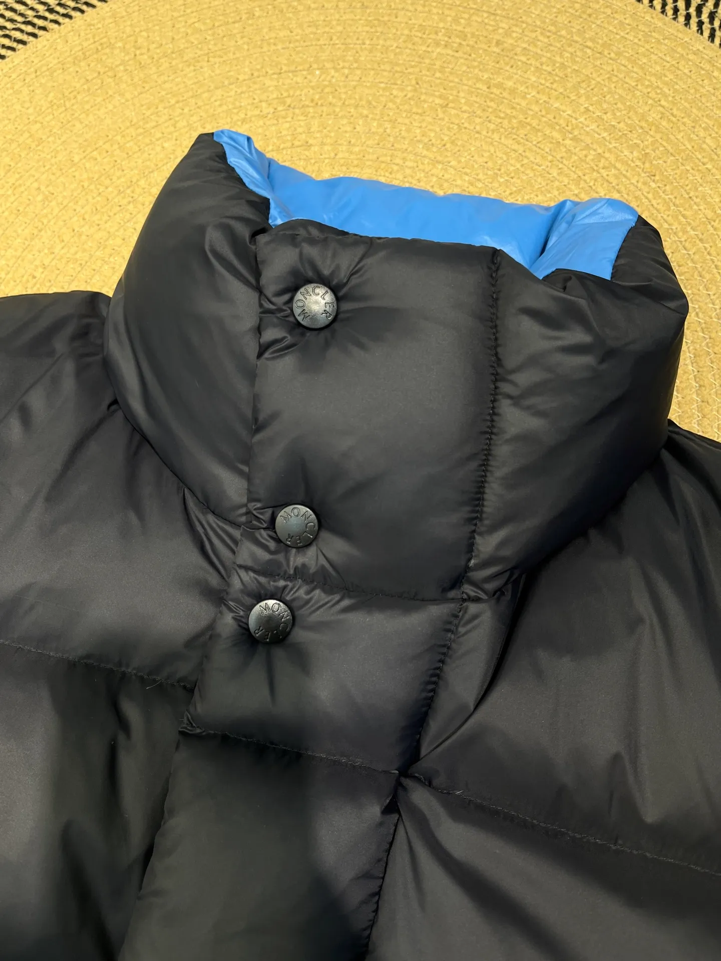 P920 Moncler 🌟Down Jacket 2025 latest fashion designer down jacket. Every detail shows high-end craftsmanship. The design changes of structural tailoring show the diverse image changes of men. The slim fit and tailored fit meet the current popular multi-layered wear. Versatile style for life. Code number: 12345