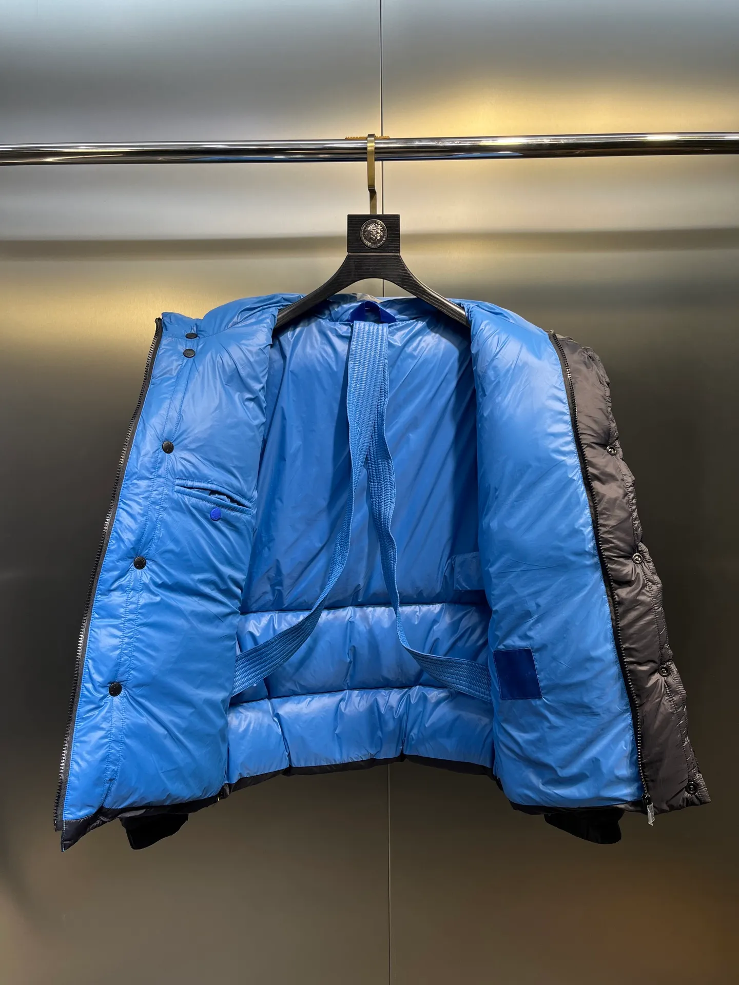 P920 Moncler 🌟Down Jacket 2025 latest fashion designer down jacket. Every detail shows high-end craftsmanship. The design changes of structural tailoring show the diverse image changes of men. The slim fit and tailored fit meet the current popular multi-layered wear. Versatile style for life. Code number: 12345