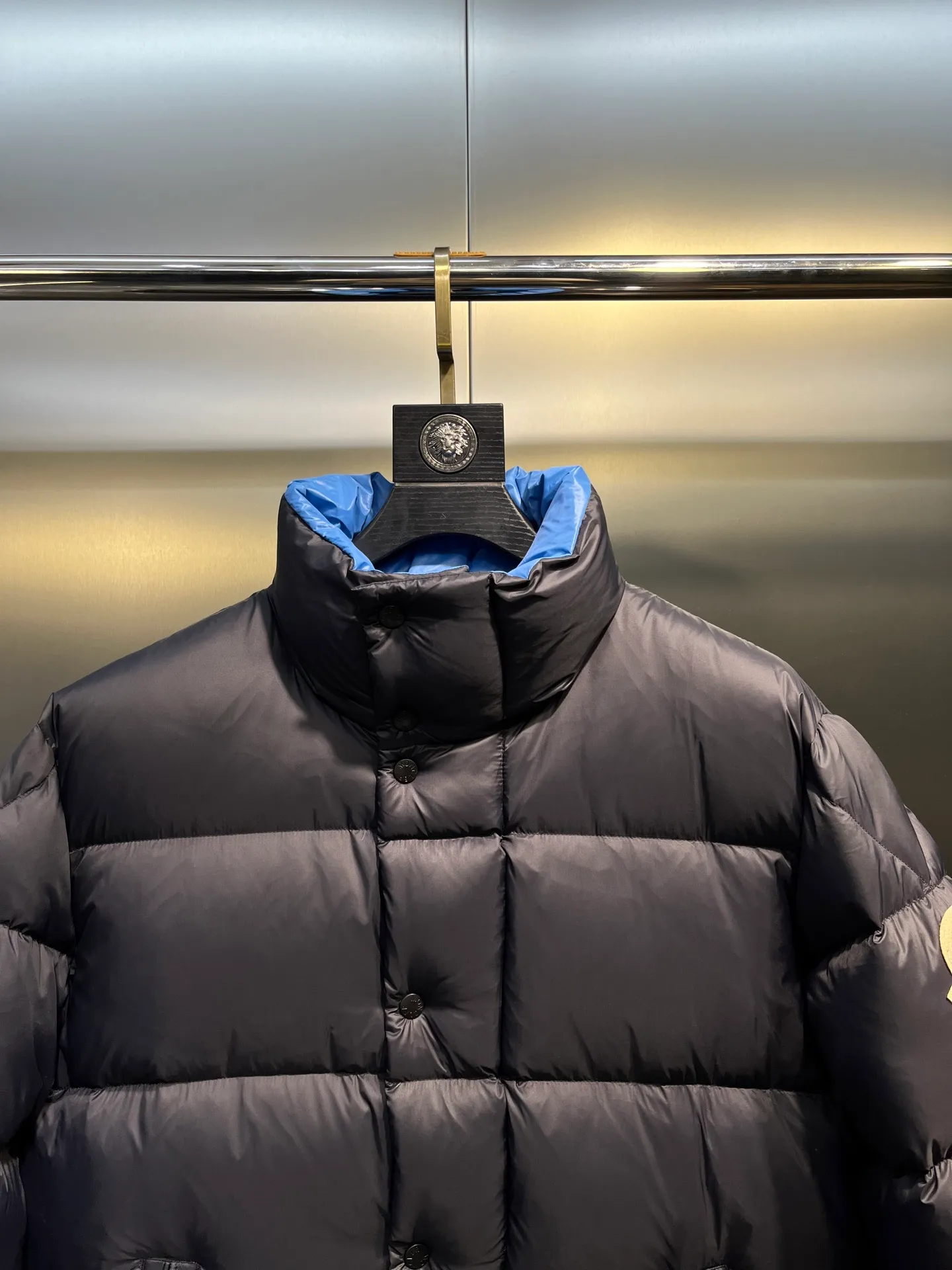 P920 Moncler 🌟Down Jacket 2025 latest fashion designer down jacket. Every detail shows high-end craftsmanship. The design changes of structural tailoring show the diverse image changes of men. The slim fit and tailored fit meet the current popular multi-layered wear. Versatile style for life. Code number: 12345