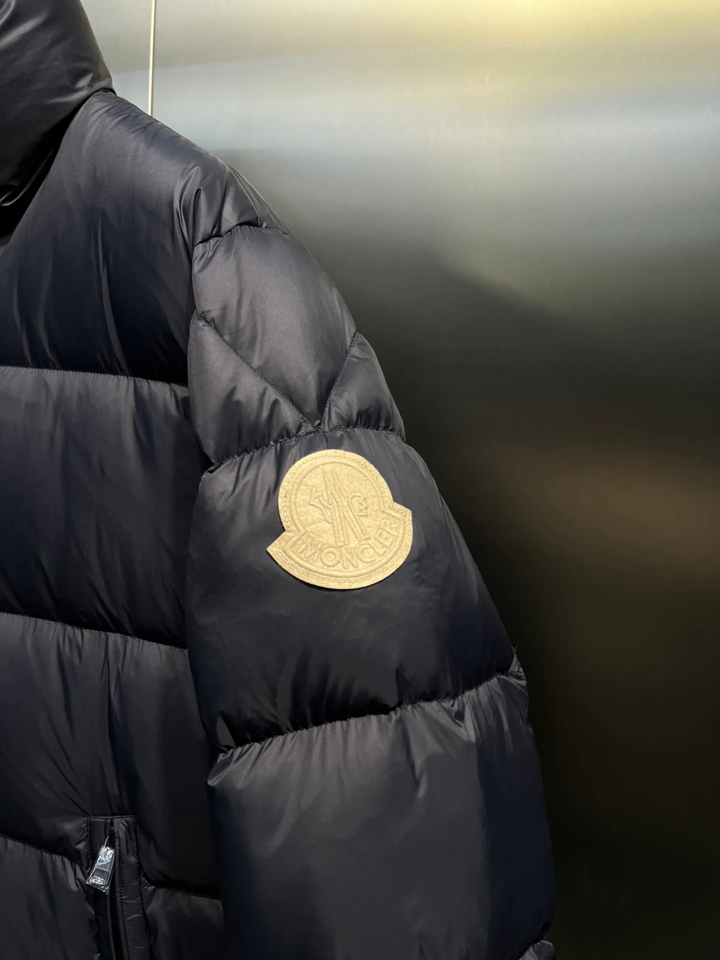P920 Moncler 🌟Down Jacket 2025 latest fashion designer down jacket. Every detail shows high-end craftsmanship. The design changes of structural tailoring show the diverse image changes of men. The slim fit and tailored fit meet the current popular multi-layered wear. Versatile style for life. Code number: 12345