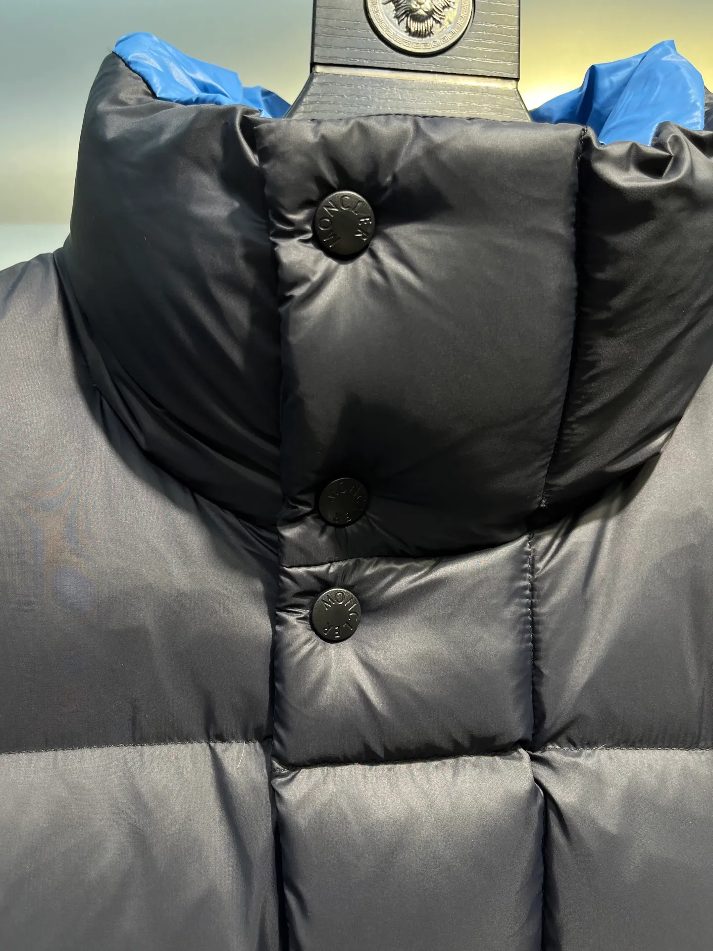 P920 Moncler 🌟Down Jacket 2025 latest fashion designer down jacket. Every detail shows high-end craftsmanship. The design changes of structural tailoring show the diverse image changes of men. The slim fit and tailored fit meet the current popular multi-layered wear. Versatile style for life. Code number: 12345