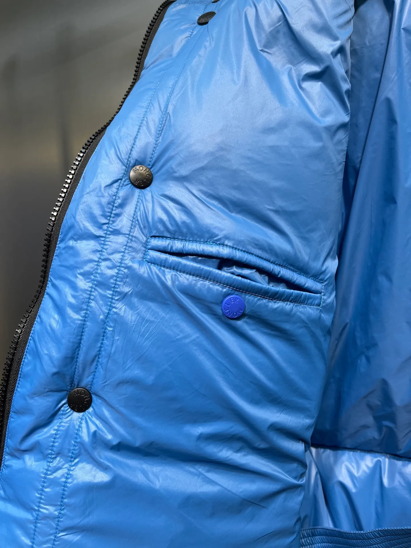 P920 Moncler 🌟Down Jacket 2025 latest fashion designer down jacket. Every detail shows high-end craftsmanship. The design changes of structural tailoring show the diverse image changes of men. The slim fit and tailored fit meet the current popular multi-layered wear. Versatile style for life. Code number: 12345