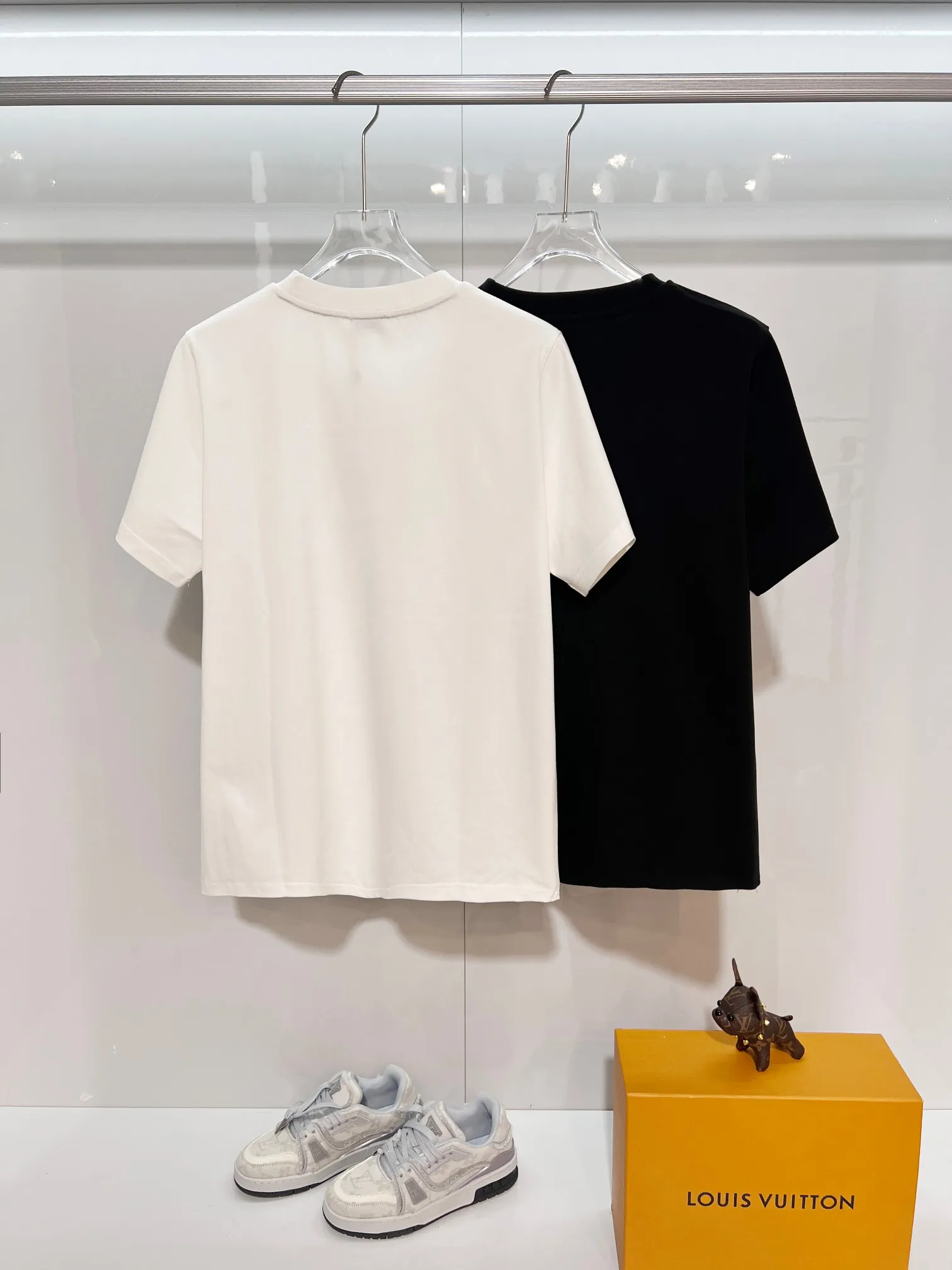 P150 MONCLER/Muzzled 300g pure cotton round neck short-sleeved T-shirt Brand classic Ghost offset letter LOGO embossing process 2025ss official synchronization High version High quality Fashion personality Versatile trend Pure original quality Original fabric Hang tag Collar label Washed wheat Complete three standards Color: Black. White. Size: S M L XL XXL