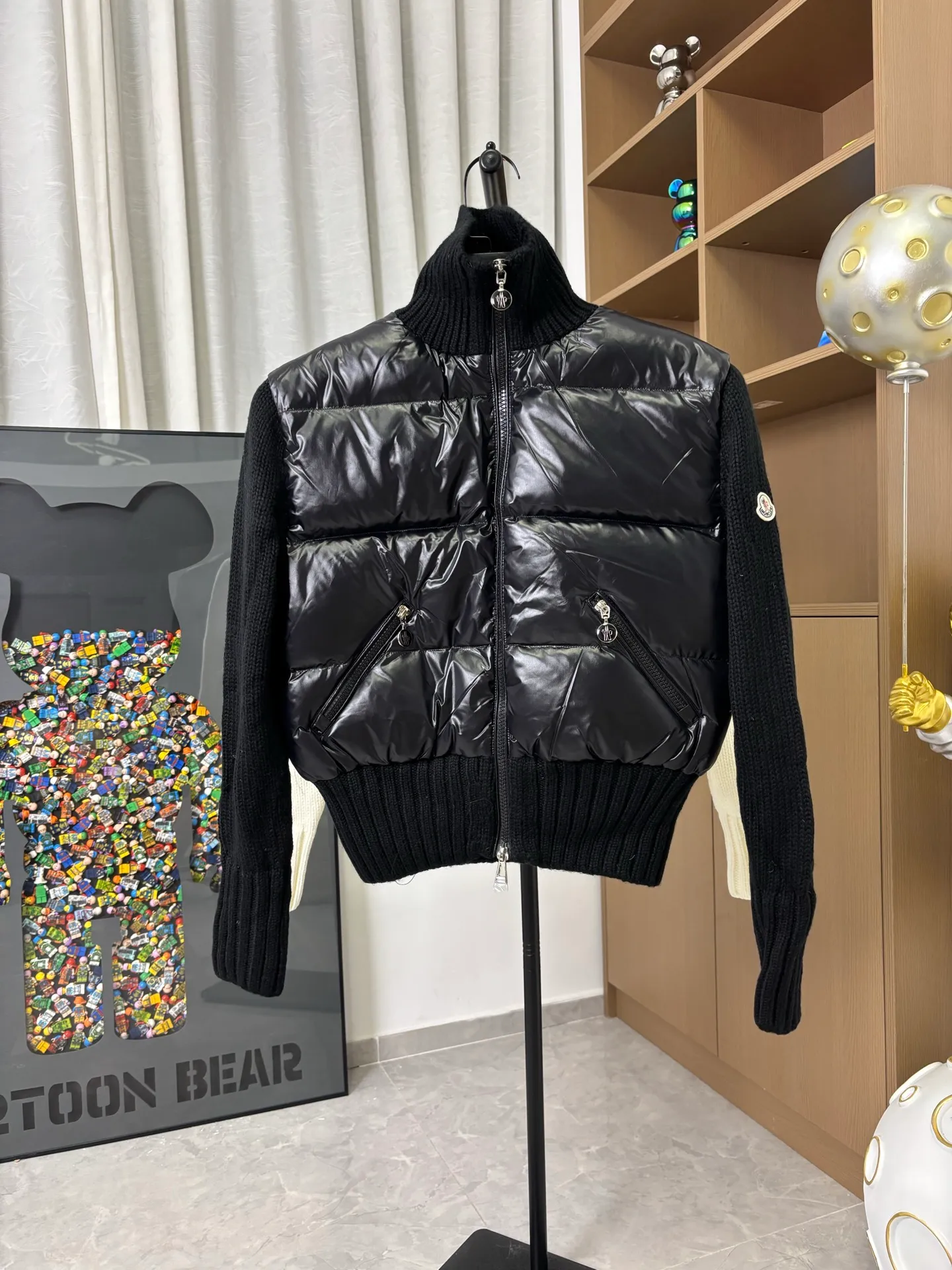 P610 Style No.: DC210# [Moncler] Women's Mongolian Wool Knitted Stand Collar Down Jacket Made of 90 white duck down, 600 fill power, wool blended fabric at the cuffs, with better texture, light and warm, four layers of lining, no velvet. The hardware of the whole garment is customized one to one from the original factory, hot melt technology, one-time molding, wool felt embroidery logo Attached to the shoulder, the design of a stand-up collar with a zip fly and simple and convenient double-sided oblique buttons for pockets - Stand-up collar design, windproof and warm, three-dimensional and full, highly practical - New winter catwalk style, synchronized with the official website Color: Black White Size: 1 2 3 4 [Picture 9️⃣Size Chart]