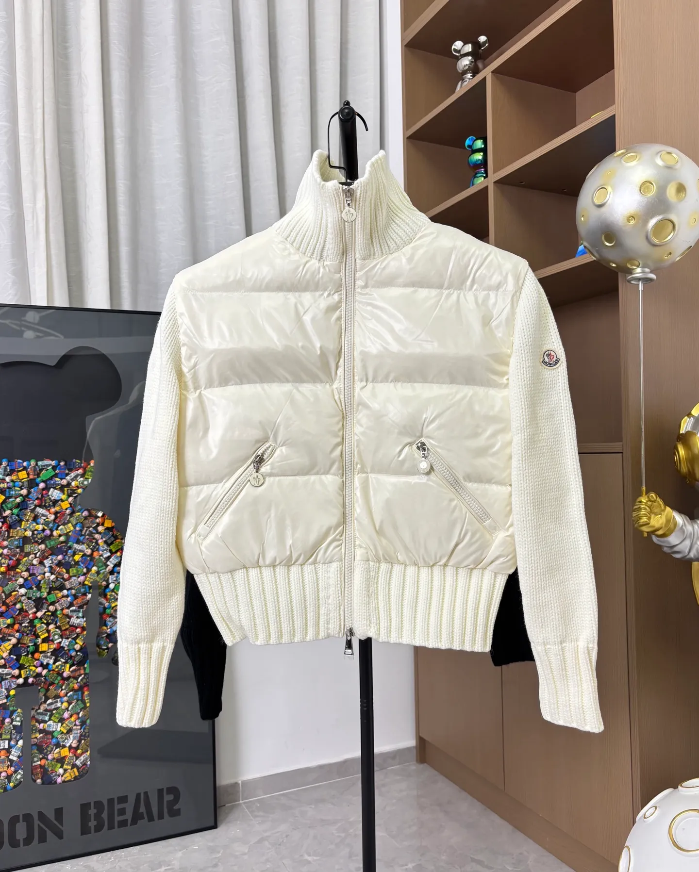 P610 Style No.: DC210# [Moncler] Women's Mongolian Wool Knitted Stand Collar Down Jacket Made of 90 white duck down, 600 fill power, wool blended fabric at the cuffs, with better texture, light and warm, four layers of lining, no velvet. The hardware of the whole garment is customized one to one from the original factory, hot melt technology, one-time molding, wool felt embroidery logo Attached to the shoulder, the design of a stand-up collar with a zip fly and simple and convenient double-sided oblique buttons for pockets - Stand-up collar design, windproof and warm, three-dimensional and full, highly practical - New winter catwalk style, synchronized with the official website Color: Black White Size: 1 2 3 4 [Picture 9️⃣Size Chart]