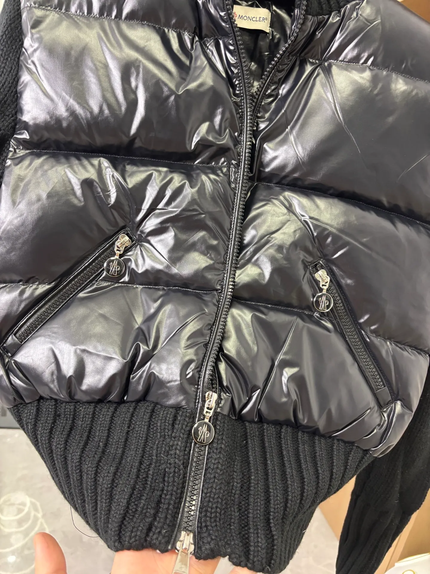 P610 Style No.: DC210# [Moncler] Women's Mongolian Wool Knitted Stand Collar Down Jacket Made of 90 white duck down, 600 fill power, wool blended fabric at the cuffs, with better texture, light and warm, four layers of lining, no velvet. The hardware of the whole garment is customized one to one from the original factory, hot melt technology, one-time molding, wool felt embroidery logo Attached to the shoulder, the design of a stand-up collar with a zip fly and simple and convenient double-sided oblique buttons for pockets - Stand-up collar design, windproof and warm, three-dimensional and full, highly practical - New winter catwalk style, synchronized with the official website Color: Black White Size: 1 2 3 4 [Picture 9️⃣Size Chart]