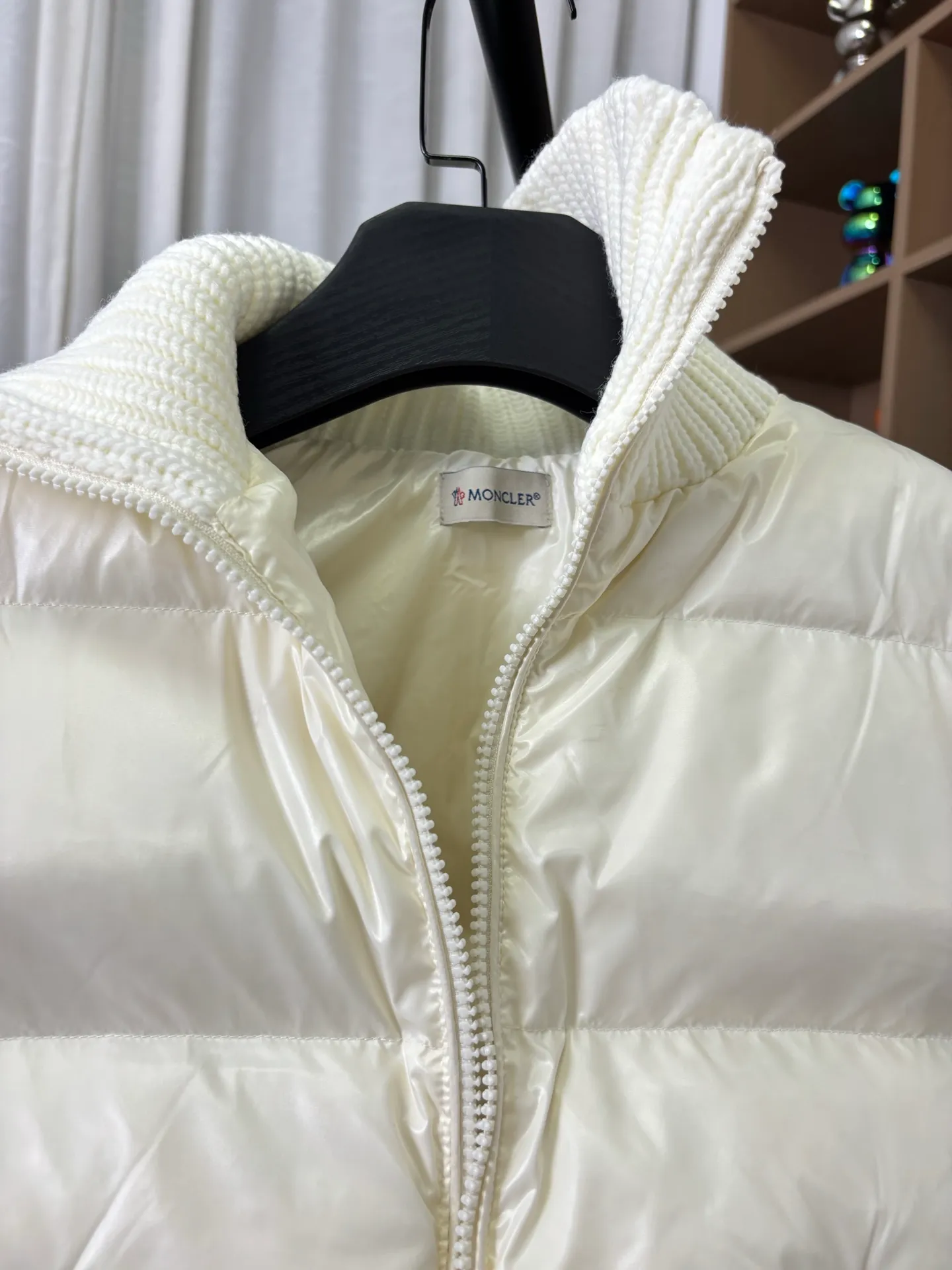P610 Style No.: DC210# [Moncler] Women's Mongolian Wool Knitted Stand Collar Down Jacket Made of 90 white duck down, 600 fill power, wool blended fabric at the cuffs, with better texture, light and warm, four layers of lining, no velvet. The hardware of the whole garment is customized one to one from the original factory, hot melt technology, one-time molding, wool felt embroidery logo Attached to the shoulder, the design of a stand-up collar with a zip fly and simple and convenient double-sided oblique buttons for pockets - Stand-up collar design, windproof and warm, three-dimensional and full, highly practical - New winter catwalk style, synchronized with the official website Color: Black White Size: 1 2 3 4 [Picture 9️⃣Size Chart]