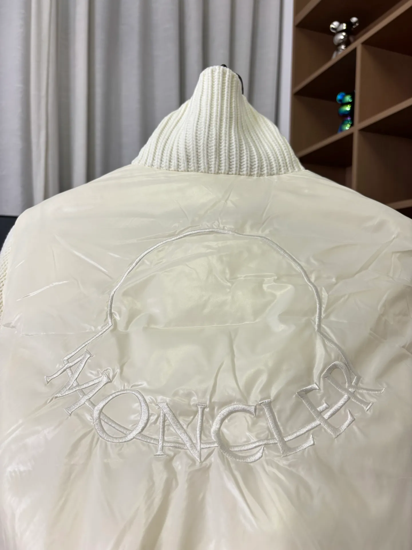 P610 Style No.: DC210# [Moncler] Women's Mongolian Wool Knitted Stand Collar Down Jacket Made of 90 white duck down, 600 fill power, wool blended fabric at the cuffs, with better texture, light and warm, four layers of lining, no velvet. The hardware of the whole garment is customized one to one from the original factory, hot melt technology, one-time molding, wool felt embroidery logo Attached to the shoulder, the design of a stand-up collar with a zip fly and simple and convenient double-sided oblique buttons for pockets - Stand-up collar design, windproof and warm, three-dimensional and full, highly practical - New winter catwalk style, synchronized with the official website Color: Black White Size: 1 2 3 4 [Picture 9️⃣Size Chart]