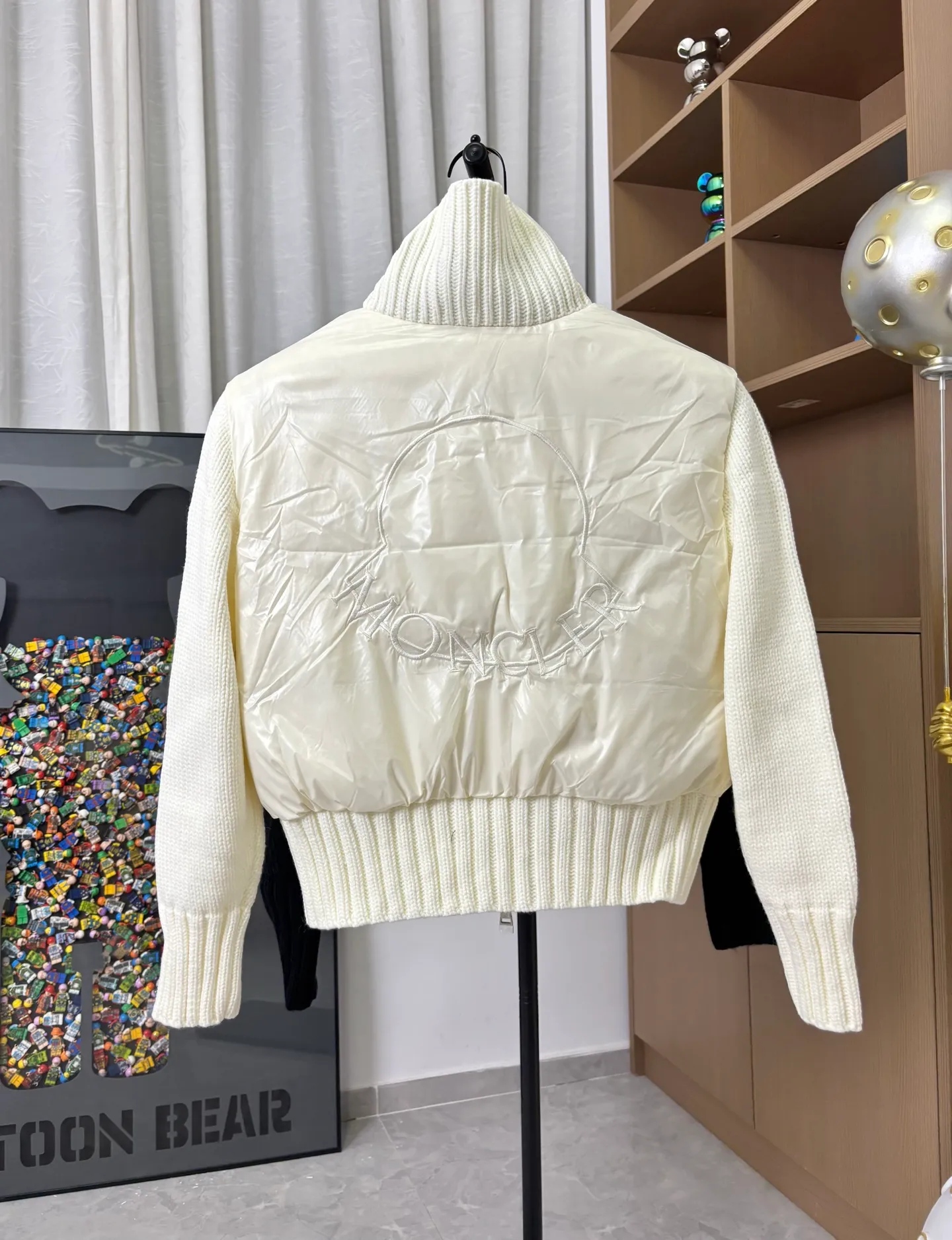 P610 Style No.: DC210# [Moncler] Women's Mongolian Wool Knitted Stand Collar Down Jacket Made of 90 white duck down, 600 fill power, wool blended fabric at the cuffs, with better texture, light and warm, four layers of lining, no velvet. The hardware of the whole garment is customized one to one from the original factory, hot melt technology, one-time molding, wool felt embroidery logo Attached to the shoulder, the design of a stand-up collar with a zip fly and simple and convenient double-sided oblique buttons for pockets - Stand-up collar design, windproof and warm, three-dimensional and full, highly practical - New winter catwalk style, synchronized with the official website Color: Black White Size: 1 2 3 4 [Picture 9️⃣Size Chart]