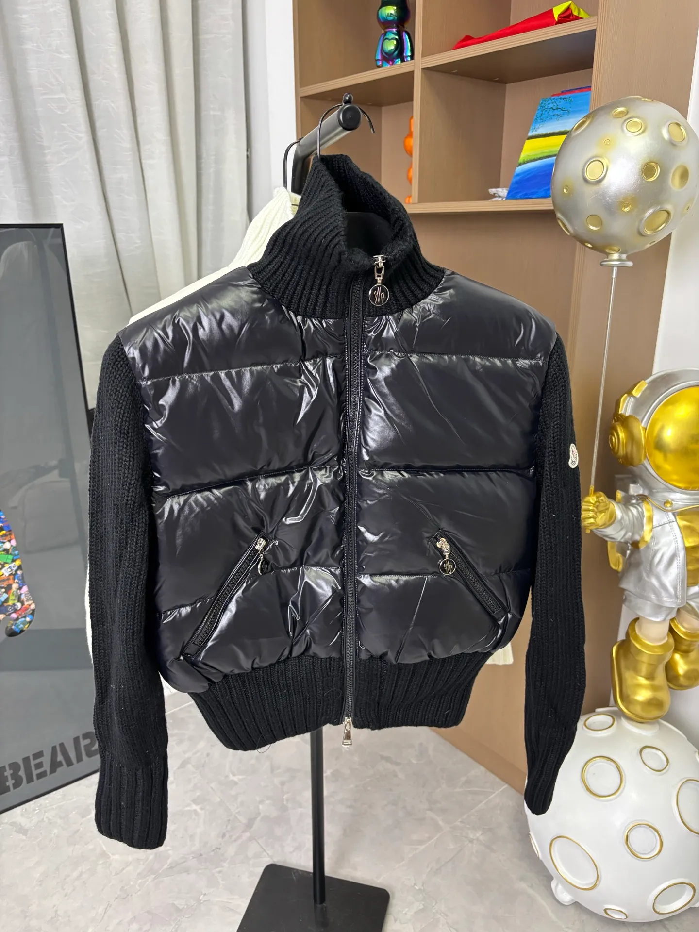P610 Style No.: DC210# [Moncler] Women's Mongolian Wool Knitted Stand Collar Down Jacket Made of 90 white duck down, 600 fill power, wool blended fabric at the cuffs, with better texture, light and warm, four layers of lining, no velvet. The hardware of the whole garment is customized one to one from the original factory, hot melt technology, one-time molding, wool felt embroidery logo Attached to the shoulder, the design of a stand-up collar with a zip fly and simple and convenient double-sided oblique buttons for pockets - Stand-up collar design, windproof and warm, three-dimensional and full, highly practical - New winter catwalk style, synchronized with the official website Color: Black White Size: 1 2 3 4 [Picture 9️⃣Size Chart]