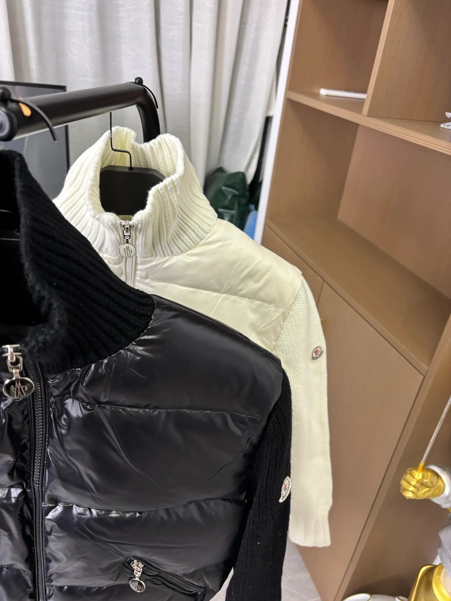 P610 Style No.: DC210# [Moncler] Women's Mongolian Wool Knitted Stand Collar Down Jacket Made of 90 white duck down, 600 fill power, wool blended fabric at the cuffs, with better texture, light and warm, four layers of lining, no velvet. The hardware of the whole garment is customized one to one from the original factory, hot melt technology, one-time molding, wool felt embroidery logo Attached to the shoulder, the design of a stand-up collar with a zip fly and simple and convenient double-sided oblique buttons for pockets - Stand-up collar design, windproof and warm, three-dimensional and full, highly practical - New winter catwalk style, synchronized with the official website Color: Black White Size: 1 2 3 4 [Picture 9️⃣Size Chart]
