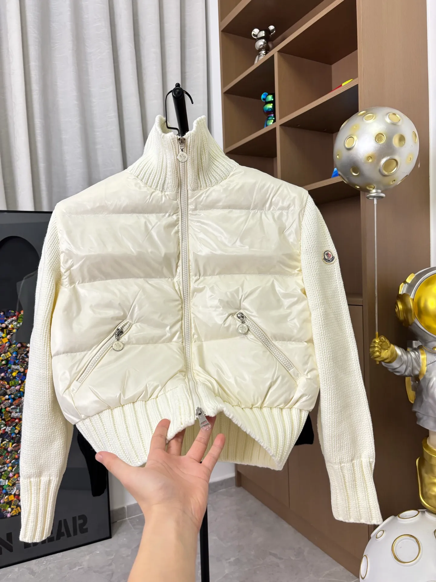 P610 Style No.: DC210# [Moncler] Women's Mongolian Wool Knitted Stand Collar Down Jacket Made of 90 white duck down, 600 fill power, wool blended fabric at the cuffs, with better texture, light and warm, four layers of lining, no velvet. The hardware of the whole garment is customized one to one from the original factory, hot melt technology, one-time molding, wool felt embroidery logo Attached to the shoulder, the design of a stand-up collar with a zip fly and simple and convenient double-sided oblique buttons for pockets - Stand-up collar design, windproof and warm, three-dimensional and full, highly practical - New winter catwalk style, synchronized with the official website Color: Black White Size: 1 2 3 4 [Picture 9️⃣Size Chart]