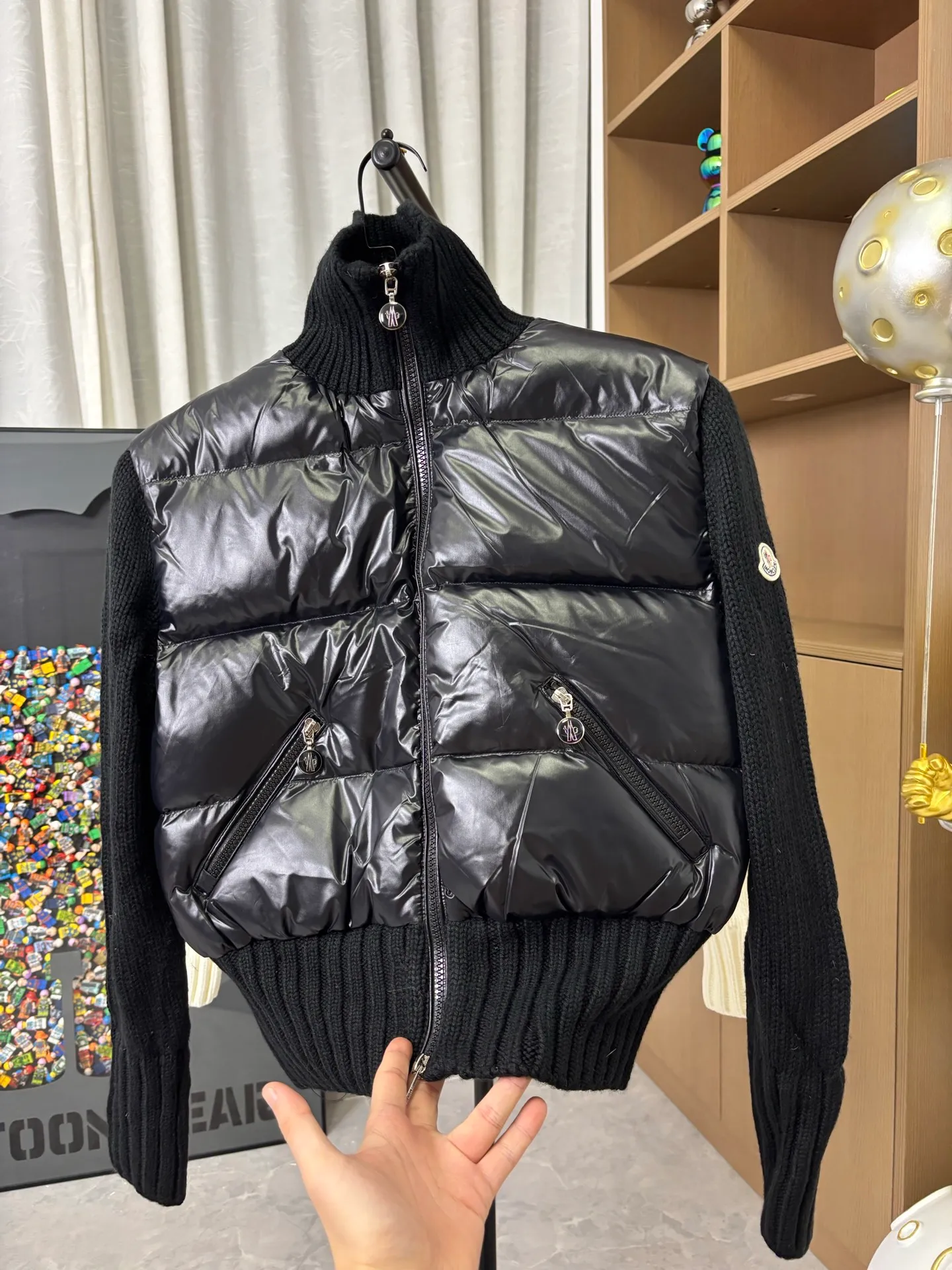 P610 Style No.: DC210# [Moncler] Women's Mongolian Wool Knitted Stand Collar Down Jacket Made of 90 white duck down, 600 fill power, wool blended fabric at the cuffs, with better texture, light and warm, four layers of lining, no velvet. The hardware of the whole garment is customized one to one from the original factory, hot melt technology, one-time molding, wool felt embroidery logo Attached to the shoulder, the design of a stand-up collar with a zip fly and simple and convenient double-sided oblique buttons for pockets - Stand-up collar design, windproof and warm, three-dimensional and full, highly practical - New winter catwalk style, synchronized with the official website Color: Black White Size: 1 2 3 4 [Picture 9️⃣Size Chart]