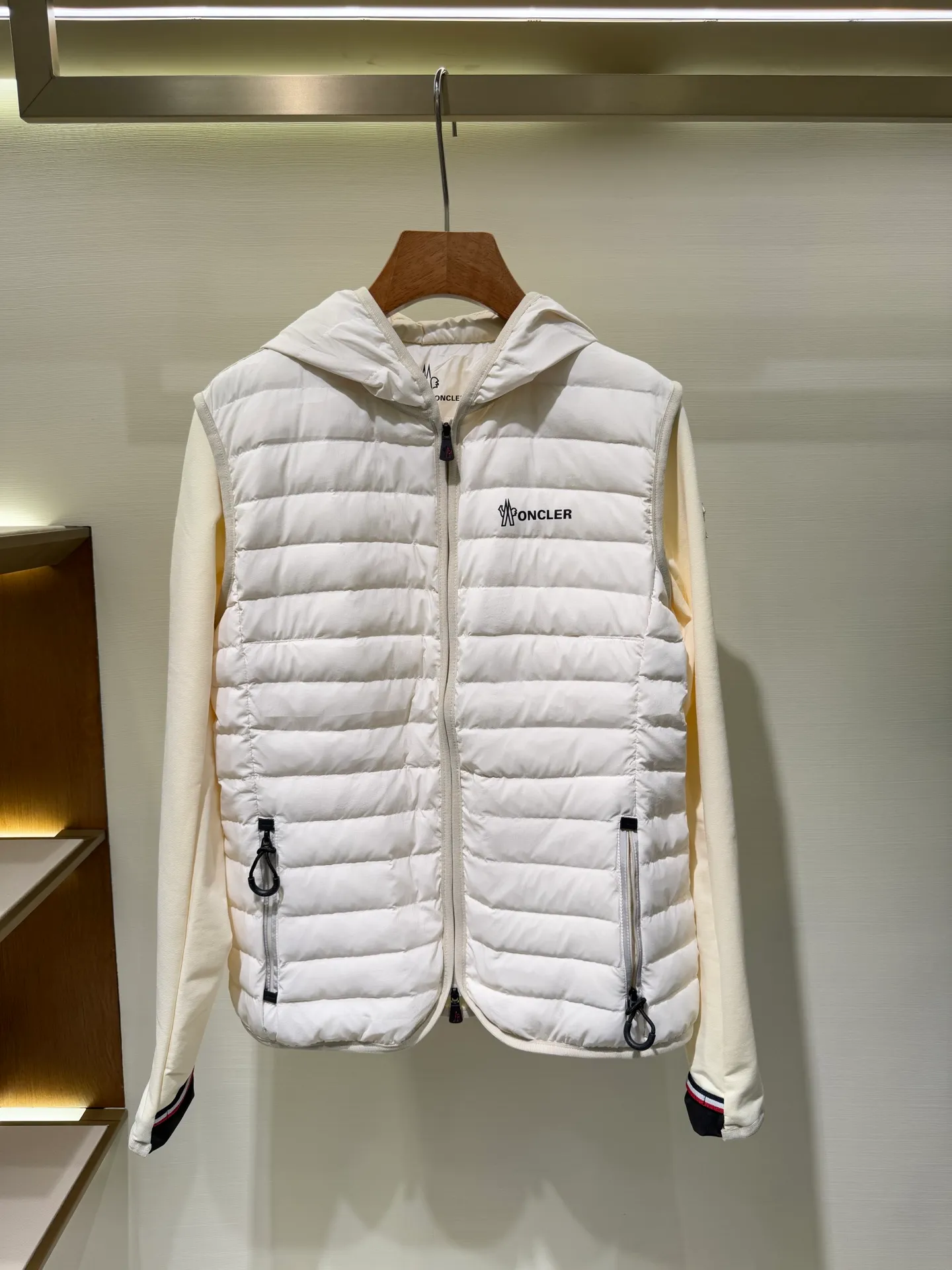 P1120 Moncler Mouth Grenoble Series Women's Outdoor Sports Down Jacket This padded sweatshirt is suitable for wearing as an inner layer under a protective jacket to add warmth and protection. Made from stretch fleece, it has a zippered design and is filled with down at the front. The front and collar are made of nylonlaque, a lightweight fabric with a functional surface finish.  Fabric: Made of classic fabrics and down filling, filling: 90 down goose down, polyester fiber lining Technology: high collar with snap buttons, functional look zipper closure, functional look zipper pocket, elastic knitted wristband, embellished with three-color trim (supports NFC function) Color: off-white black Size: 1 2 3 4 4445070