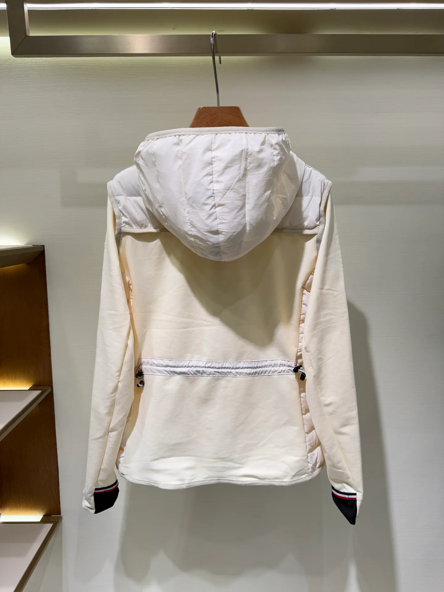 P1120 Moncler Mouth Grenoble Series Women's Outdoor Sports Down Jacket This padded sweatshirt is suitable for wearing as an inner layer under a protective jacket to add warmth and protection. Made from stretch fleece, it has a zippered design and is filled with down at the front. The front and collar are made of nylonlaque, a lightweight fabric with a functional surface finish.  Fabric: Made of classic fabrics and down filling, filling: 90 down goose down, polyester fiber lining Technology: high collar with snap buttons, functional look zipper closure, functional look zipper pocket, elastic knitted wristband, embellished with three-color trim (supports NFC function) Color: off-white black Size: 1 2 3 4 4445070