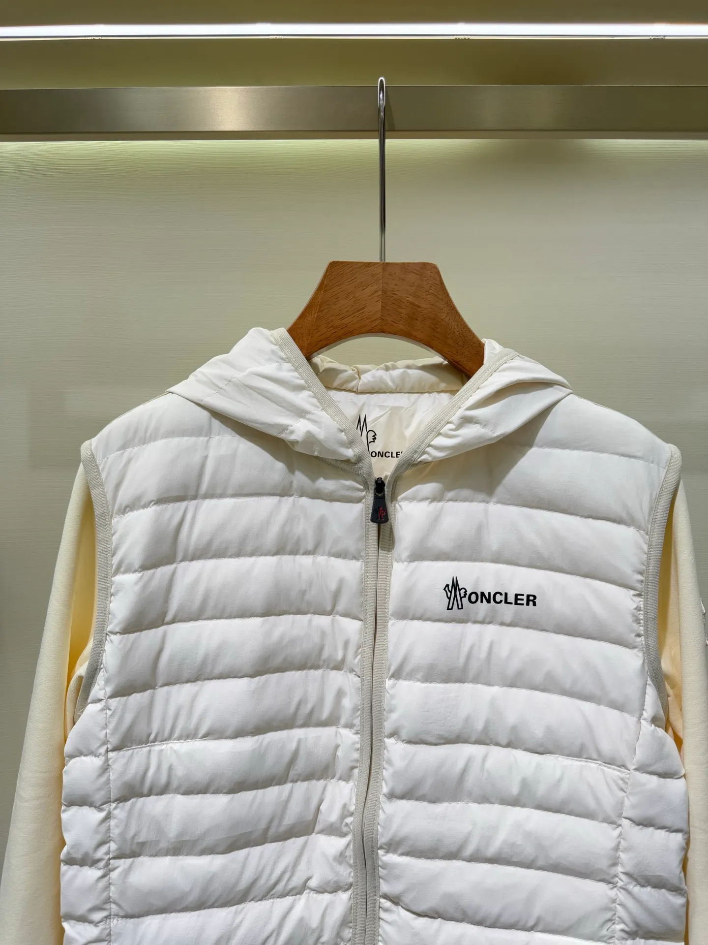 P1120 Moncler Mouth Grenoble Series Women's Outdoor Sports Down Jacket This padded sweatshirt is suitable for wearing as an inner layer under a protective jacket to add warmth and protection. Made from stretch fleece, it has a zippered design and is filled with down at the front. The front and collar are made of nylonlaque, a lightweight fabric with a functional surface finish.  Fabric: Made of classic fabrics and down filling, filling: 90 down goose down, polyester fiber lining Technology: high collar with snap buttons, functional look zipper closure, functional look zipper pocket, elastic knitted wristband, embellished with three-color trim (supports NFC function) Color: off-white black Size: 1 2 3 4 4445070