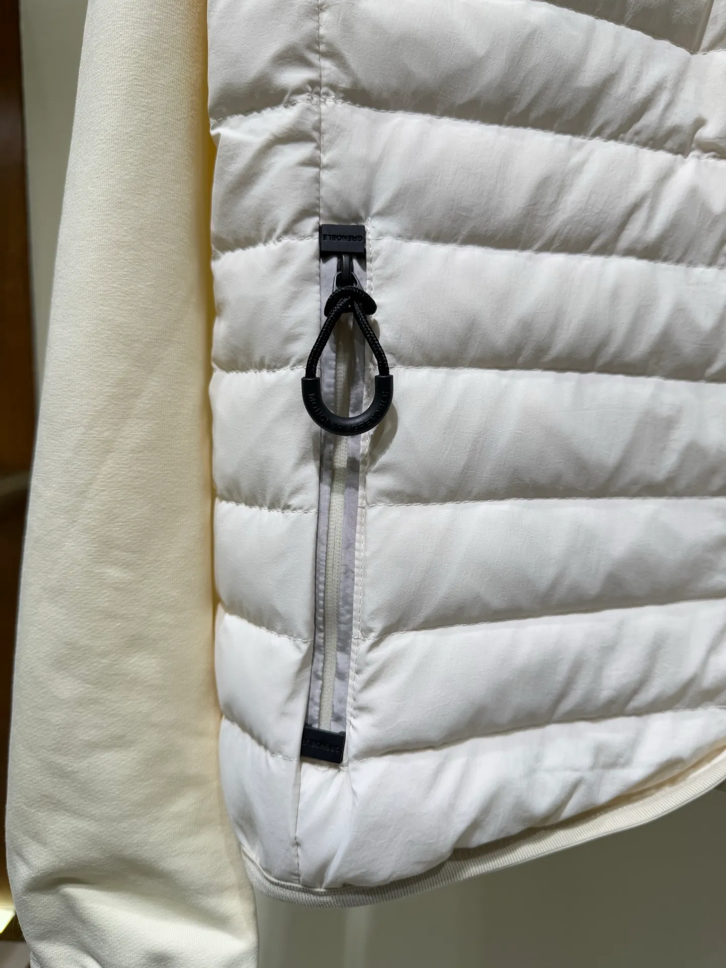 P1120 Moncler Mouth Grenoble Series Women's Outdoor Sports Down Jacket This padded sweatshirt is suitable for wearing as an inner layer under a protective jacket to add warmth and protection. Made from stretch fleece, it has a zippered design and is filled with down at the front. The front and collar are made of nylonlaque, a lightweight fabric with a functional surface finish.  Fabric: Made of classic fabrics and down filling, filling: 90 down goose down, polyester fiber lining Technology: high collar with snap buttons, functional look zipper closure, functional look zipper pocket, elastic knitted wristband, embellished with three-color trim (supports NFC function) Color: off-white black Size: 1 2 3 4 4445070