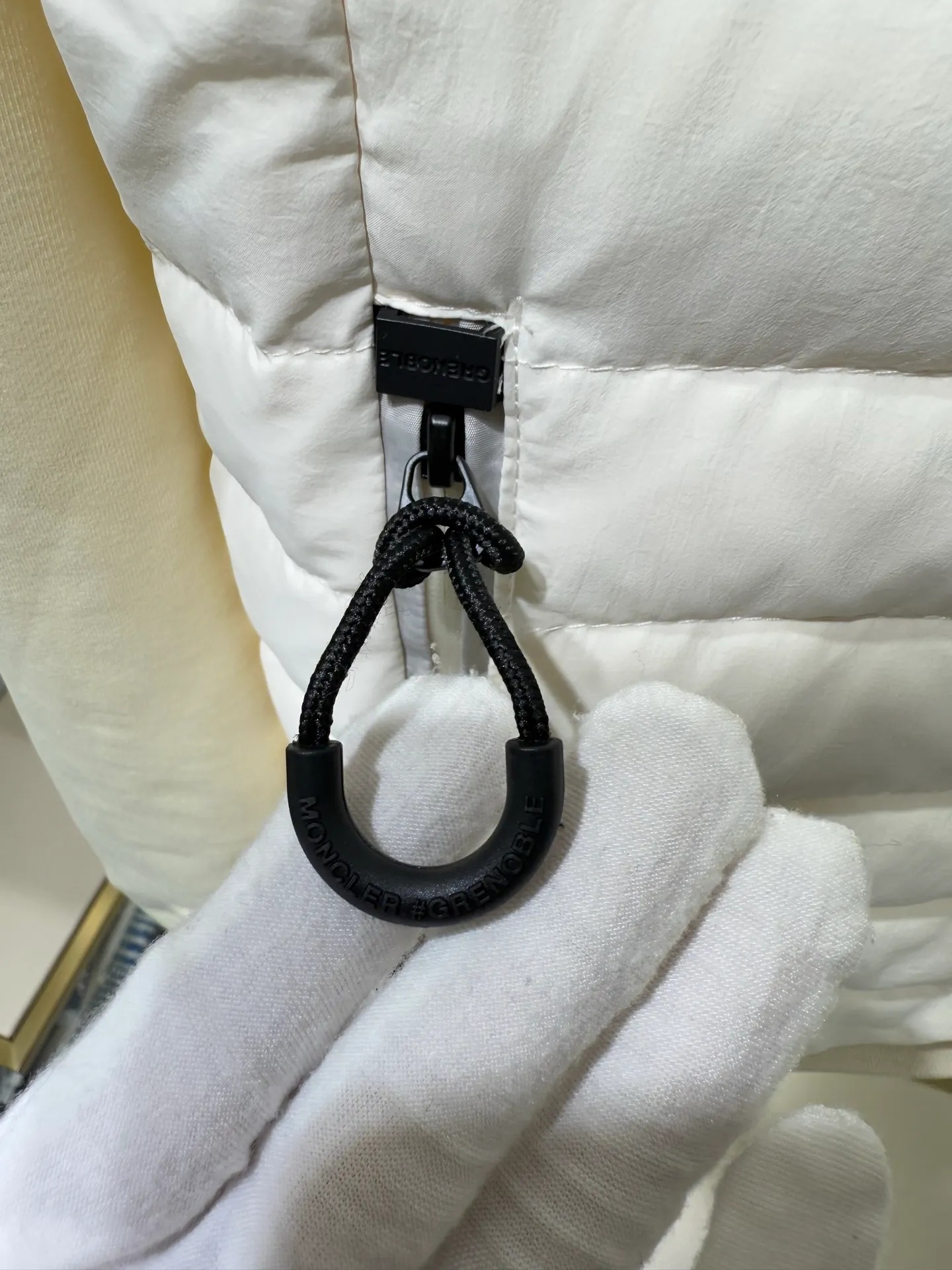 P1120 Moncler Mouth Grenoble Series Women's Outdoor Sports Down Jacket This padded sweatshirt is suitable for wearing as an inner layer under a protective jacket to add warmth and protection. Made from stretch fleece, it has a zippered design and is filled with down at the front. The front and collar are made of nylonlaque, a lightweight fabric with a functional surface finish.  Fabric: Made of classic fabrics and down filling, filling: 90 down goose down, polyester fiber lining Technology: high collar with snap buttons, functional look zipper closure, functional look zipper pocket, elastic knitted wristband, embellished with three-color trim (supports NFC function) Color: off-white black Size: 1 2 3 4 4445070