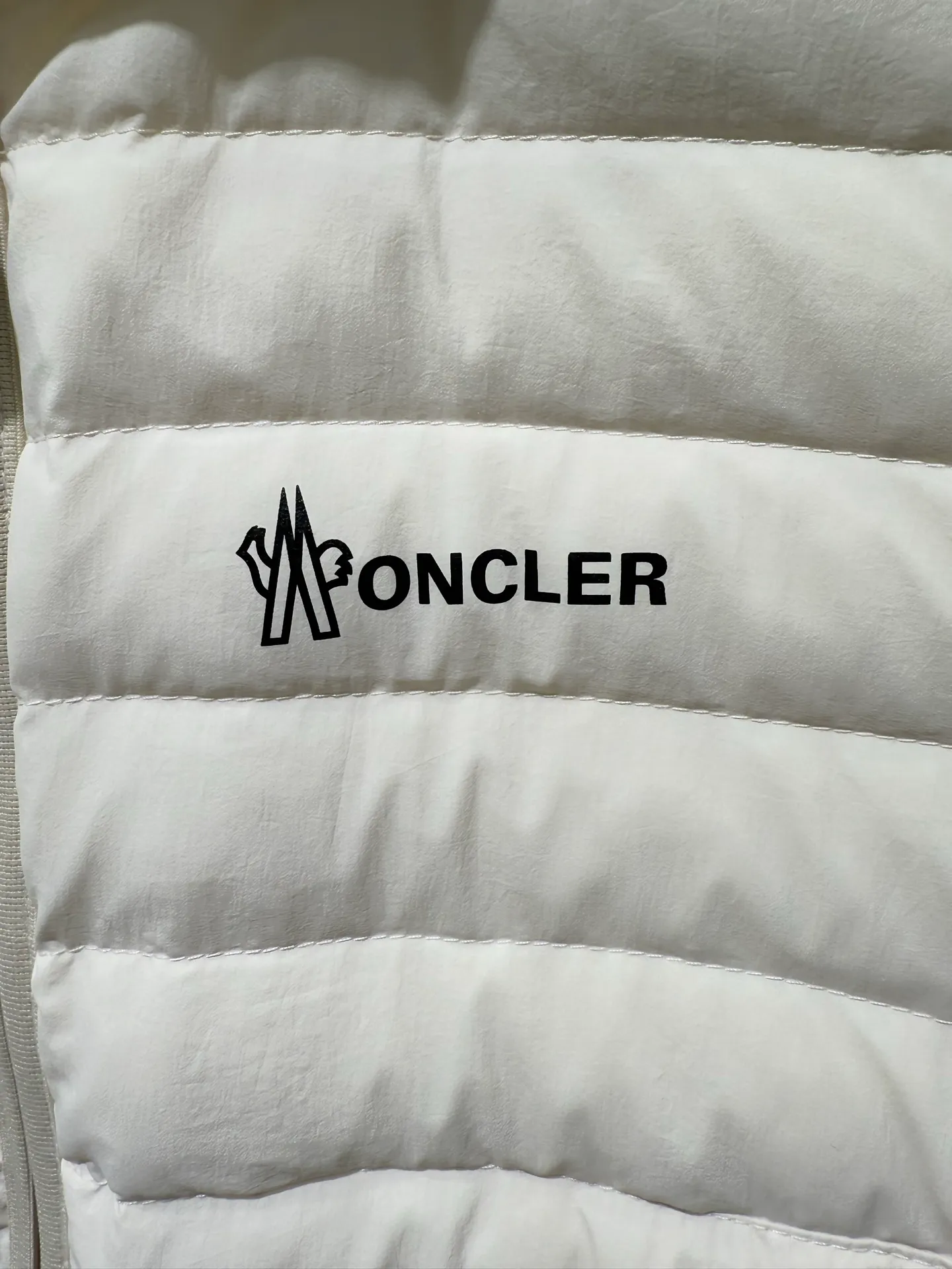 P1120 Moncler Mouth Grenoble Series Women's Outdoor Sports Down Jacket This padded sweatshirt is suitable for wearing as an inner layer under a protective jacket to add warmth and protection. Made from stretch fleece, it has a zippered design and is filled with down at the front. The front and collar are made of nylonlaque, a lightweight fabric with a functional surface finish.  Fabric: Made of classic fabrics and down filling, filling: 90 down goose down, polyester fiber lining Technology: high collar with snap buttons, functional look zipper closure, functional look zipper pocket, elastic knitted wristband, embellished with three-color trim (supports NFC function) Color: off-white black Size: 1 2 3 4 4445070