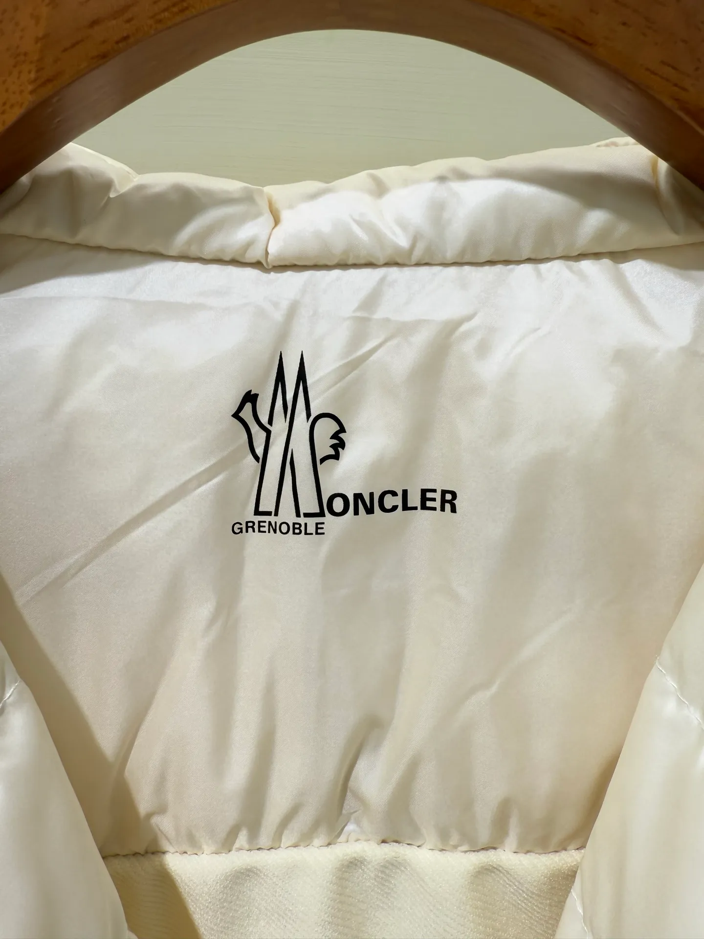 P1120 Moncler Mouth Grenoble Series Women's Outdoor Sports Down Jacket This padded sweatshirt is suitable for wearing as an inner layer under a protective jacket to add warmth and protection. Made from stretch fleece, it has a zippered design and is filled with down at the front. The front and collar are made of nylonlaque, a lightweight fabric with a functional surface finish.  Fabric: Made of classic fabrics and down filling, filling: 90 down goose down, polyester fiber lining Technology: high collar with snap buttons, functional look zipper closure, functional look zipper pocket, elastic knitted wristband, embellished with three-color trim (supports NFC function) Color: off-white black Size: 1 2 3 4 4445070