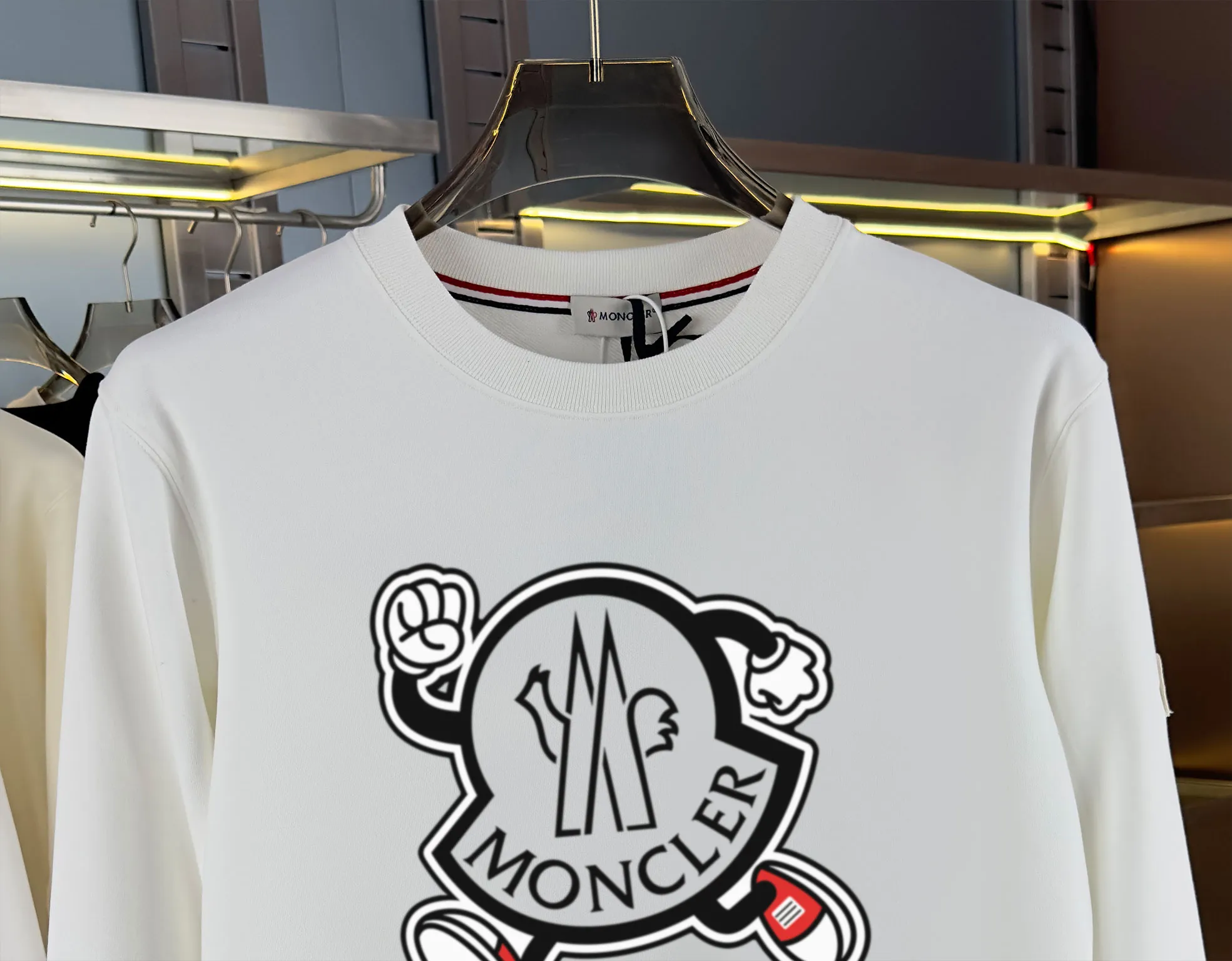 P210 high version sweatshirt) 📦With exclusive picture packaging📦 [Long-term ready stock] Upgraded version "Mobile phone smart sensor ~ NFC chip armband ~ Direct access to the official website anti-counterfeiting" 〖 𝐌𝐎𝐍𝐂𝐋𝐄𝐑 ~ Mouth covering〗 2025 new high quality, using 450g heavyweight fabric Different from the market currency, you can mix and match everything at will and you will be handsome😎The whole clothes is made of double waistcoats. The double waistcoats make the whole dress more three-dimensional. It is not an ordinary factory that can do such fine work. 2025 autumn and winter new style, on sale at the counter, exquisite printed round neck terry sweatshirt. High-end double-ply cotton. Customized stretch ribs are dyed in the same vat. Three standards are complete. It is matched with digital printing patterns and is very breathable. Same style for men and women. Color: black, white, apricot. Size: S M L XL 2XL