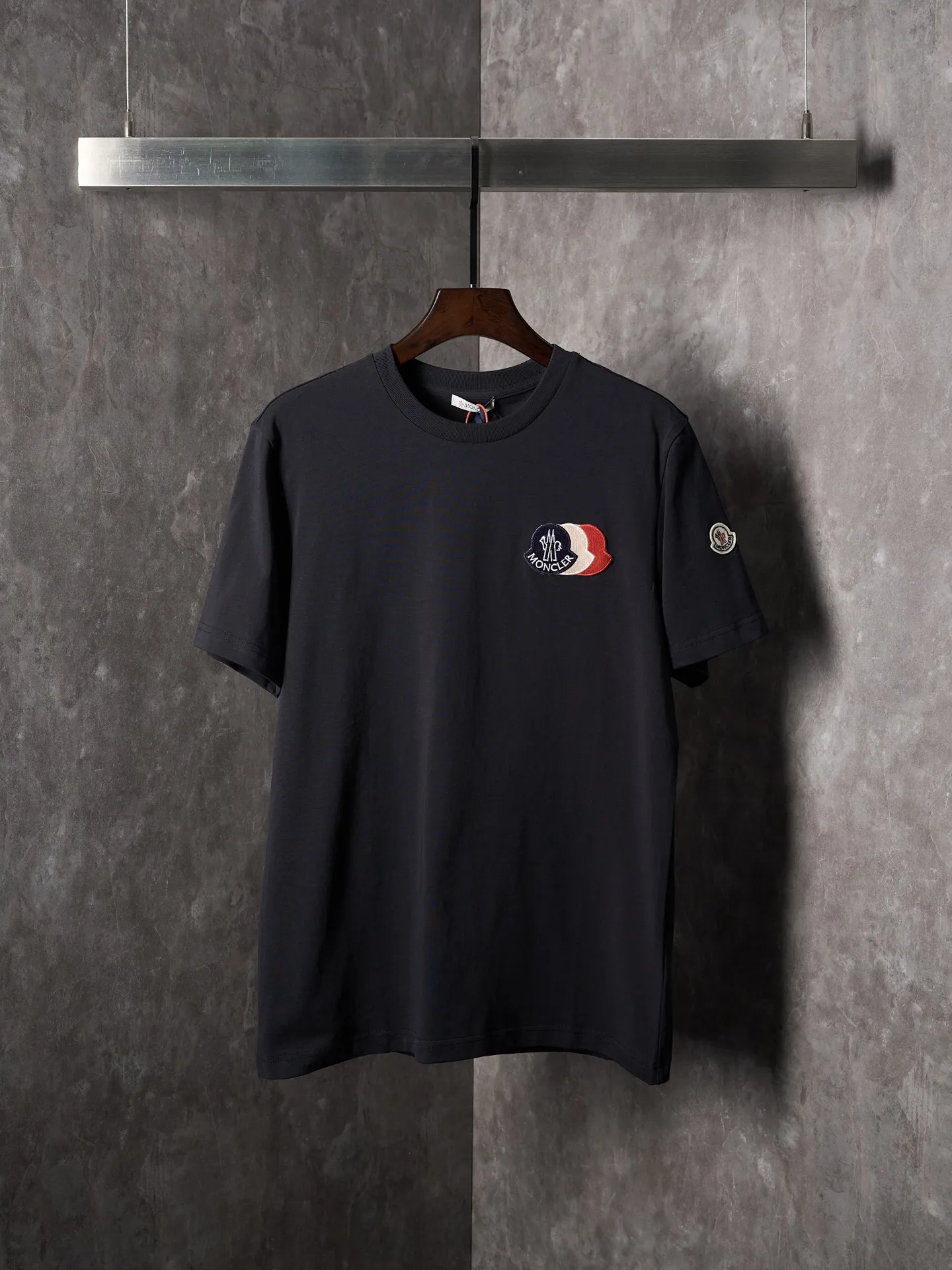 P220 Actual hanging auction] Moncler/mask three-color badge patch logo short sleeves [Ready stock] S M L Use advanced computer control systems and precision mechanical components to achieve Moncler embroidery logo embroidery operations with high precision. The lines are smooth and delicate. The fabrics have been washed and have a better hand feel. Not easy to deform, not easy to shrink, not easy to fade, and maintain long-term beauty and loose fit.
