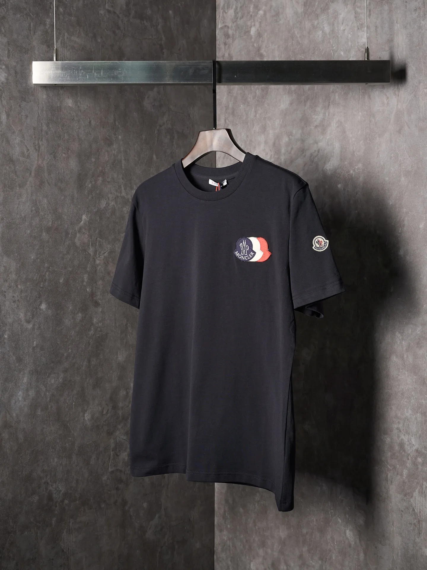 P220 Actual hanging auction] Moncler/mask three-color badge patch logo short sleeves [Ready stock] S M L Use advanced computer control systems and precision mechanical components to achieve Moncler embroidery logo embroidery operations with high precision. The lines are smooth and delicate. The fabrics have been washed and have a better hand feel. Not easy to deform, not easy to shrink, not easy to fade, and maintain long-term beauty and loose fit.