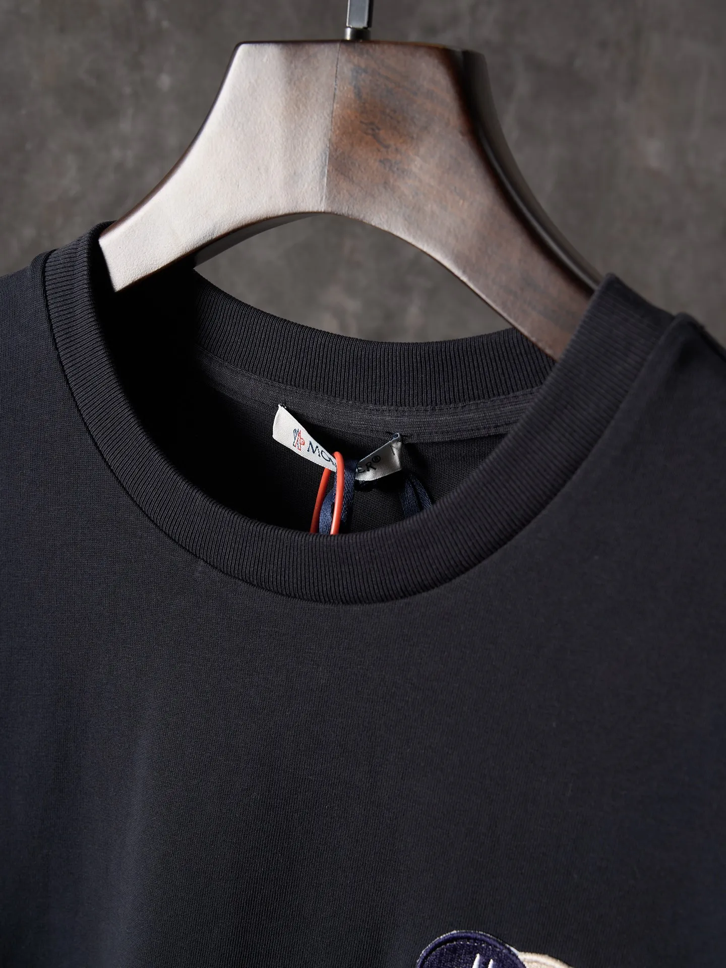 P220 Actual hanging auction] Moncler/mask three-color badge patch logo short sleeves [Ready stock] S M L Use advanced computer control systems and precision mechanical components to achieve Moncler embroidery logo embroidery operations with high precision. The lines are smooth and delicate. The fabrics have been washed and have a better hand feel. Not easy to deform, not easy to shrink, not easy to fade, and maintain long-term beauty and loose fit.