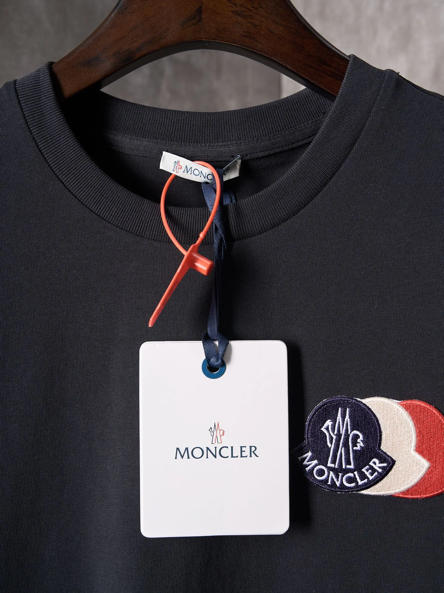P220 Actual hanging auction] Moncler/mask three-color badge patch logo short sleeves [Ready stock] S M L Use advanced computer control systems and precision mechanical components to achieve Moncler embroidery logo embroidery operations with high precision. The lines are smooth and delicate. The fabrics have been washed and have a better hand feel. Not easy to deform, not easy to shrink, not easy to fade, and maintain long-term beauty and loose fit.