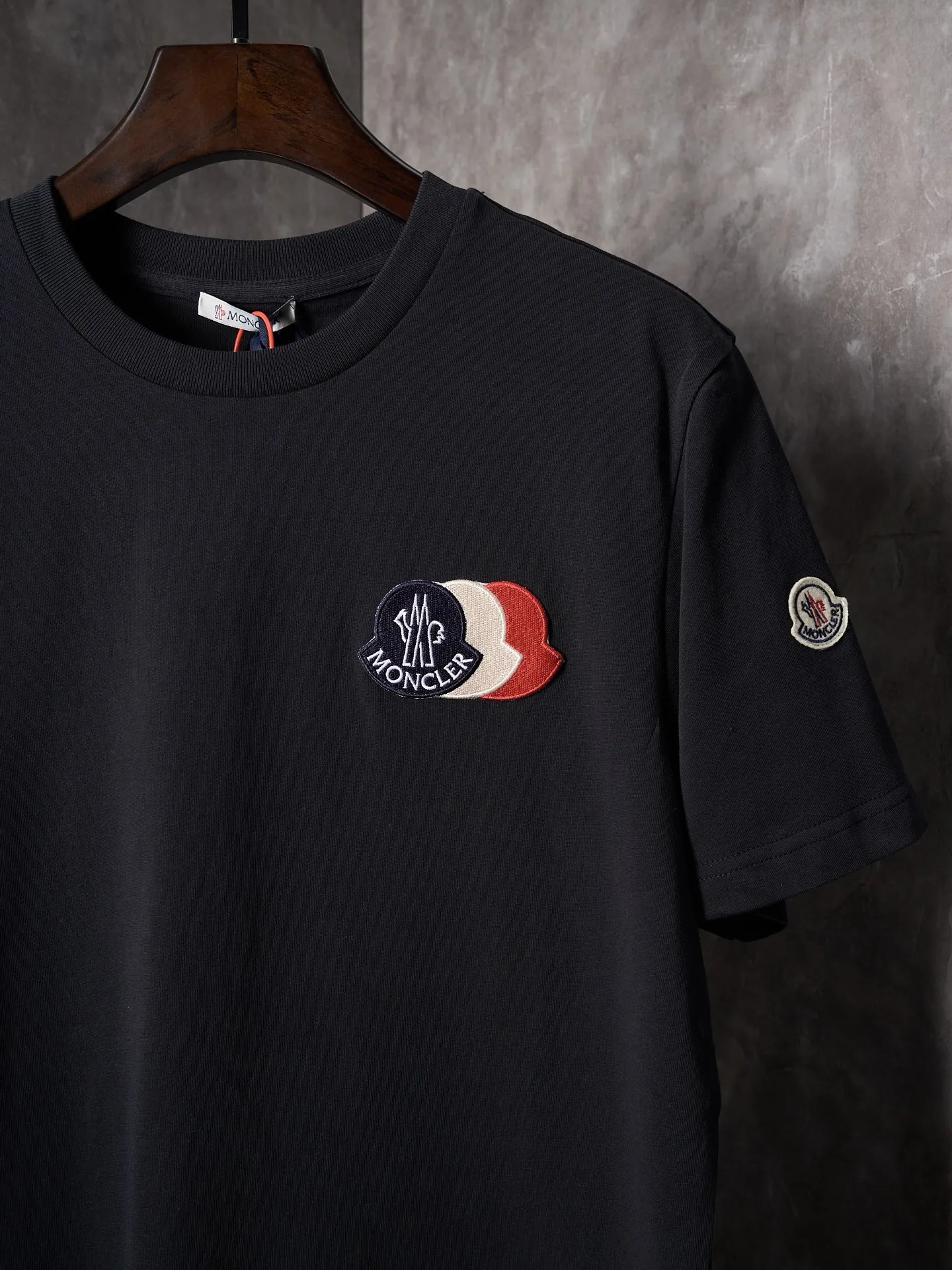 P220 Actual hanging auction] Moncler/mask three-color badge patch logo short sleeves [Ready stock] S M L Use advanced computer control systems and precision mechanical components to achieve Moncler embroidery logo embroidery operations with high precision. The lines are smooth and delicate. The fabrics have been washed and have a better hand feel. Not easy to deform, not easy to shrink, not easy to fade, and maintain long-term beauty and loose fit.