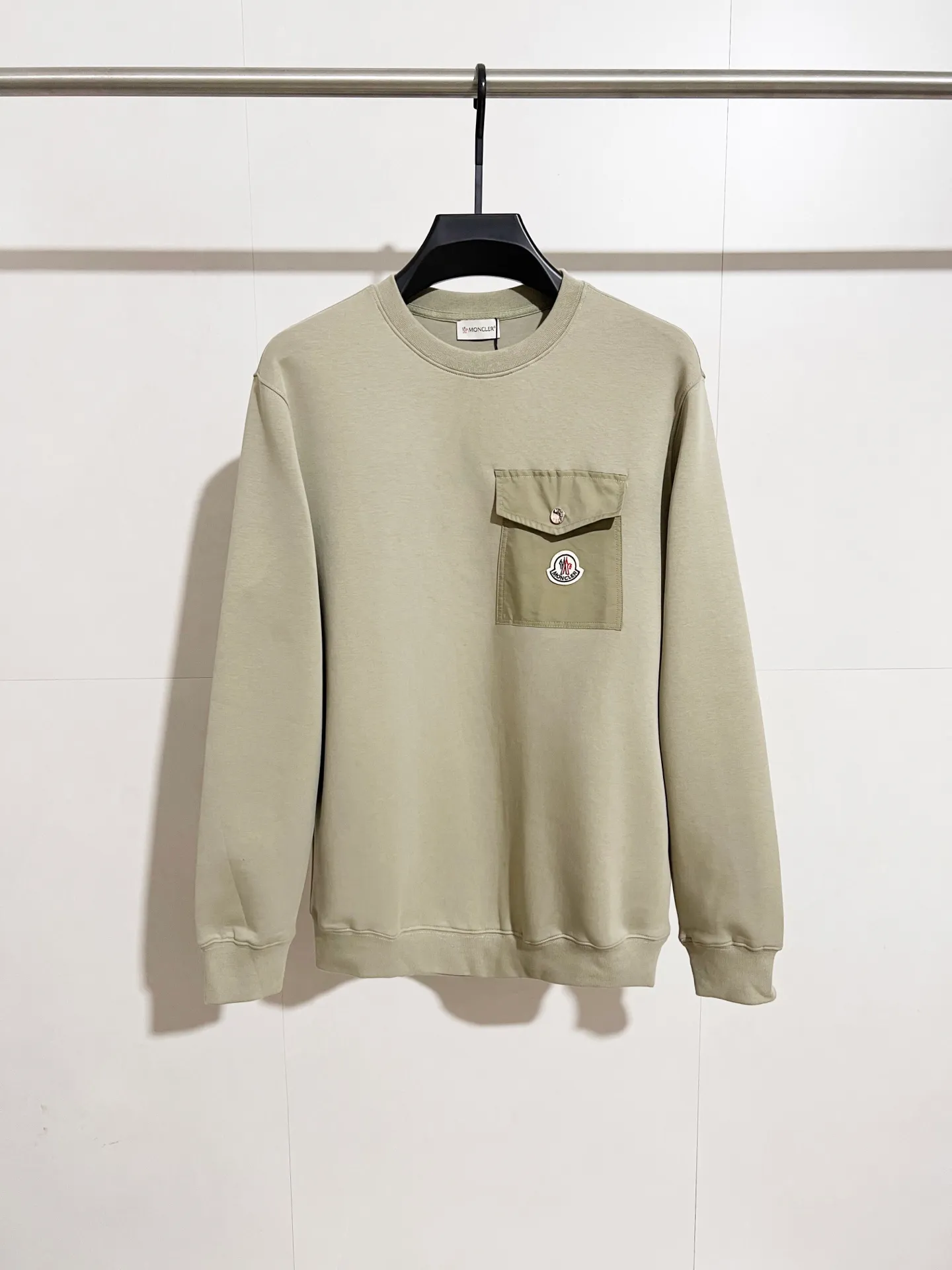 P300 Recommended hot items for foreign trade orders - Moncler's official website is synchronized with the new round-neck air cotton sweatshirt with patch pockets - Made of exclusively customized imported 420g air layer fabric. The upper body is extremely comfortable. Complete customized accessories. Exclusive quality difference currency. Welcome to compare - Color: black moss green - Size: M L XL XXL