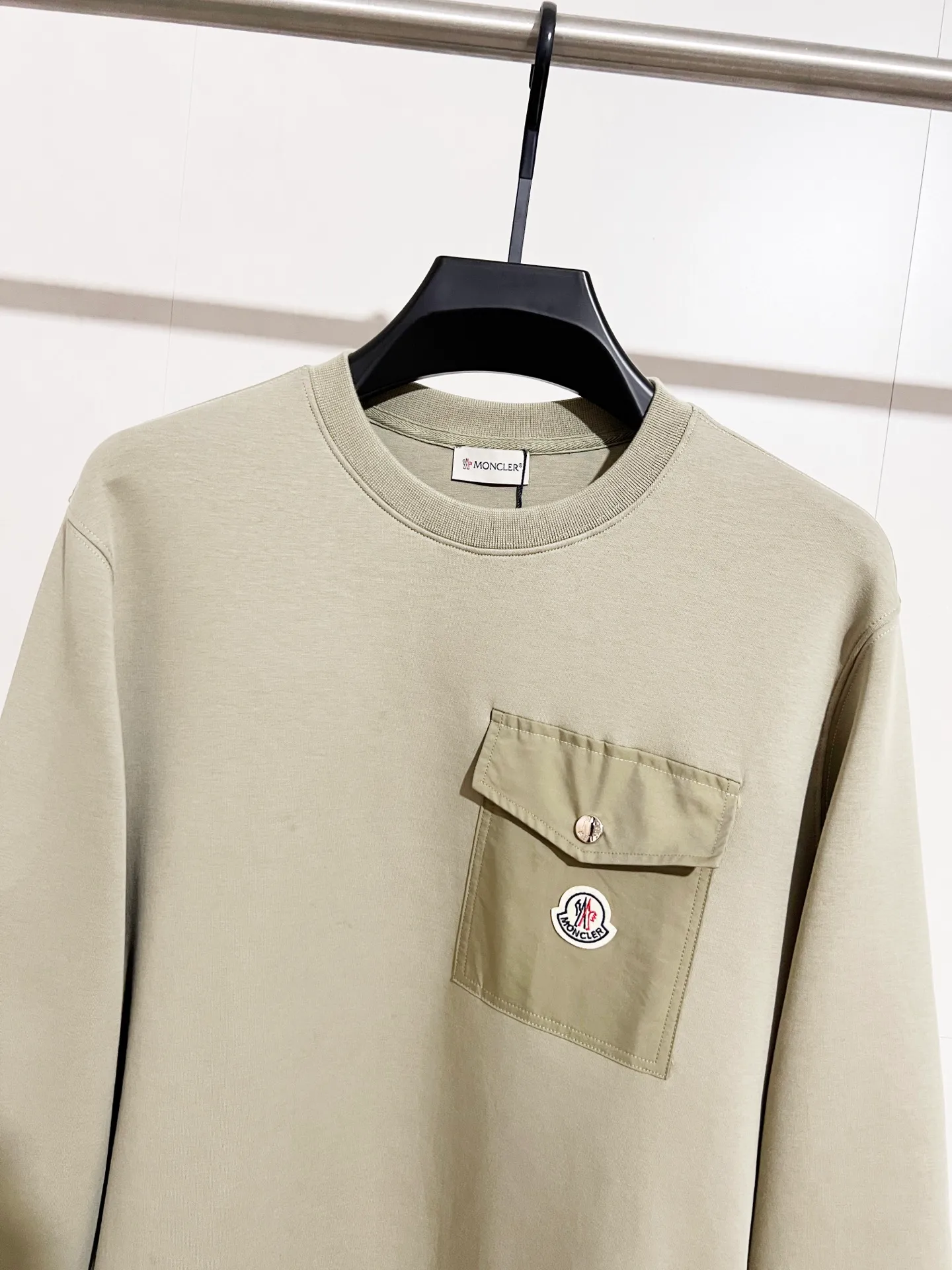 P300 Recommended hot items for foreign trade orders - Moncler's official website is synchronized with the new round-neck air cotton sweatshirt with patch pockets - Made of exclusively customized imported 420g air layer fabric. The upper body is extremely comfortable. Complete customized accessories. Exclusive quality difference currency. Welcome to compare - Color: black moss green - Size: M L XL XXL