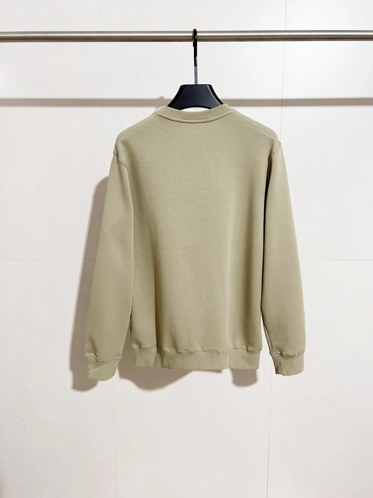 P300 Recommended hot items for foreign trade orders - Moncler's official website is synchronized with the new round-neck air cotton sweatshirt with patch pockets - Made of exclusively customized imported 420g air layer fabric. The upper body is extremely comfortable. Complete customized accessories. Exclusive quality difference currency. Welcome to compare - Color: black moss green - Size: M L XL XXL