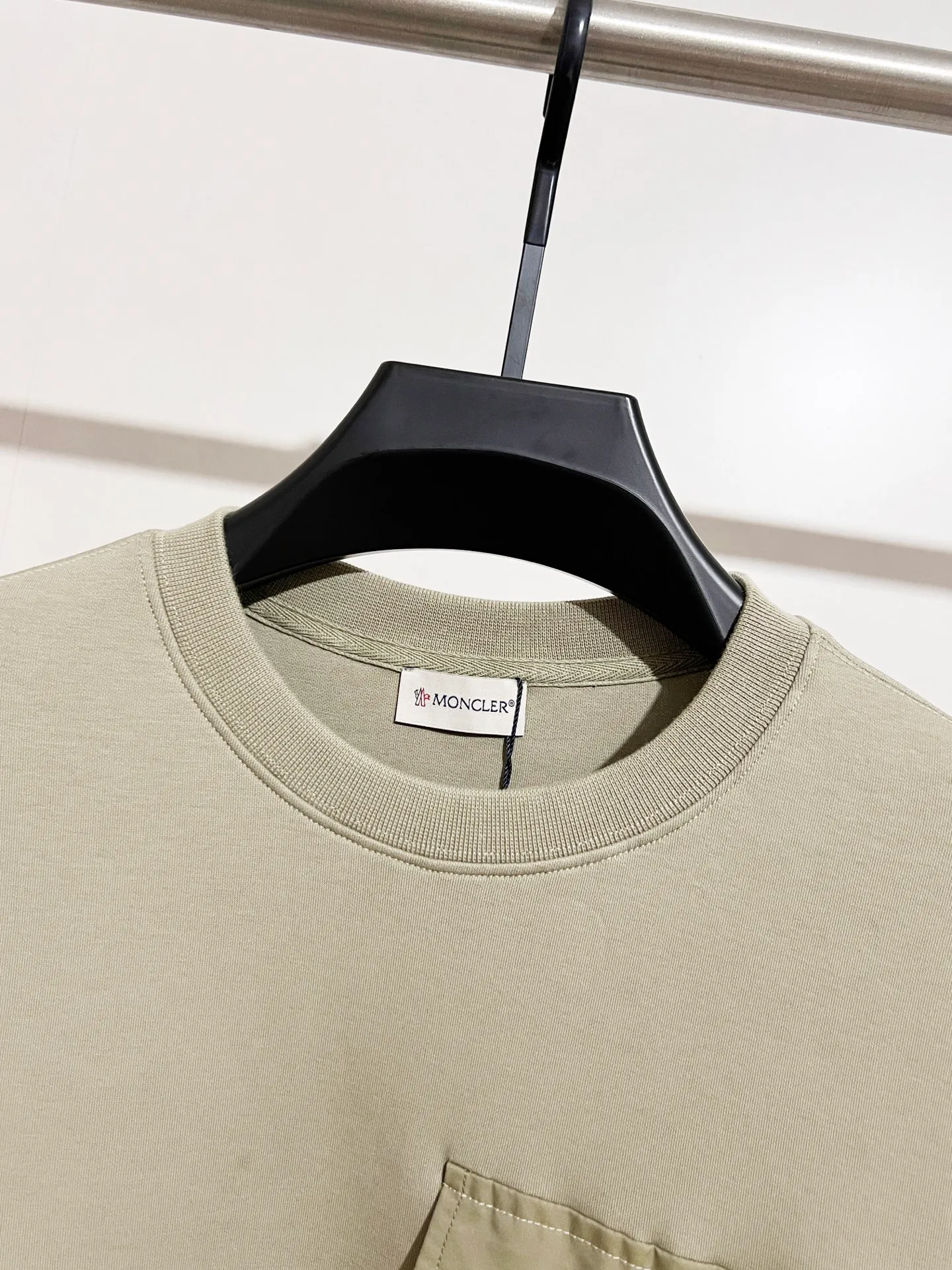 P300 Recommended hot items for foreign trade orders - Moncler's official website is synchronized with the new round-neck air cotton sweatshirt with patch pockets - Made of exclusively customized imported 420g air layer fabric. The upper body is extremely comfortable. Complete customized accessories. Exclusive quality difference currency. Welcome to compare - Color: black moss green - Size: M L XL XXL