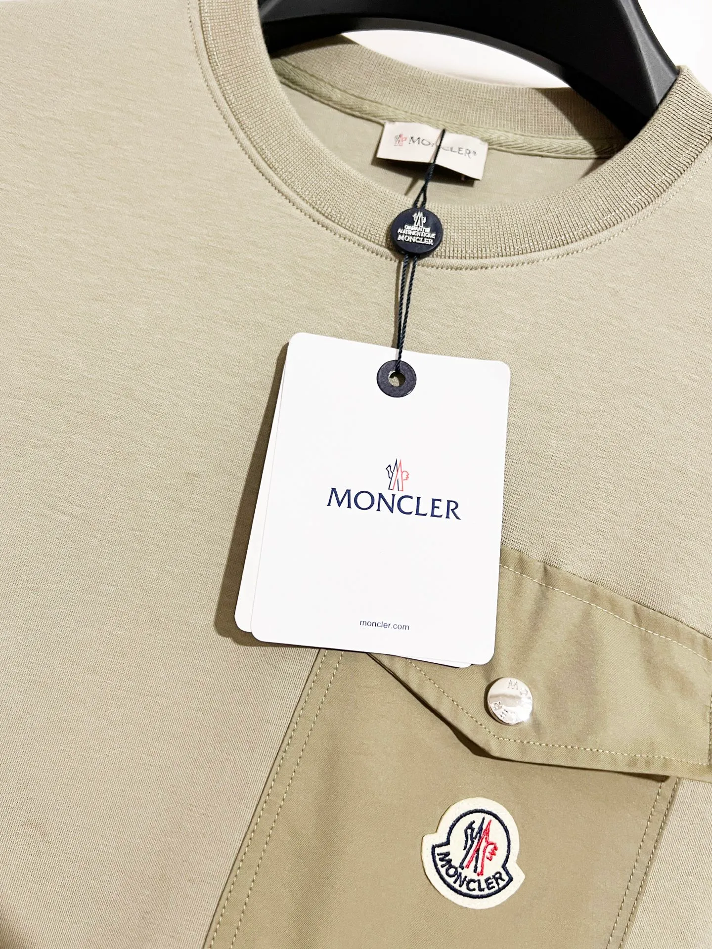 P300 Recommended hot items for foreign trade orders - Moncler's official website is synchronized with the new round-neck air cotton sweatshirt with patch pockets - Made of exclusively customized imported 420g air layer fabric. The upper body is extremely comfortable. Complete customized accessories. Exclusive quality difference currency. Welcome to compare - Color: black moss green - Size: M L XL XXL