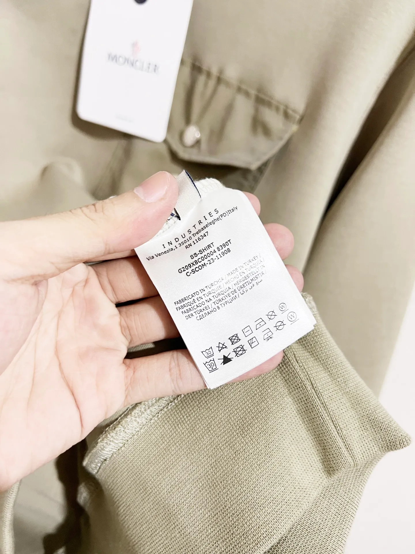 P300 Recommended hot items for foreign trade orders - Moncler's official website is synchronized with the new round-neck air cotton sweatshirt with patch pockets - Made of exclusively customized imported 420g air layer fabric. The upper body is extremely comfortable. Complete customized accessories. Exclusive quality difference currency. Welcome to compare - Color: black moss green - Size: M L XL XXL