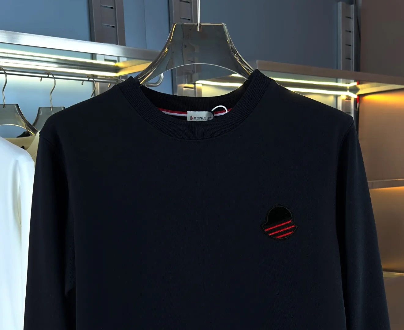 P210 high version sweatshirt) 📦With exclusive picture packaging📦 [Long-term ready stock] Upgraded version "Mobile phone smart sensor ~ NFC chip armband ~ Direct access to the official website anti-counterfeiting" 〖 𝐌𝐎𝐍𝐂𝐋𝐄𝐑 ~ Mouth covering〗 2025 new high quality, using 450g heavyweight fabric Different from the market currency, you can mix and match everything at will and you will be handsome😎The whole clothes is made of double waistcoats. The double waistcoats make the whole dress more three-dimensional. It is not an ordinary factory that can do such fine work. 2025 autumn and winter new style, on sale at the counter, exquisite printed round neck terry sweatshirt. High-end double-ply cotton. Customized stretch ribs are dyed in the same vat. Three standards are complete. It is matched with digital printing patterns and is very breathable. Same style for men and women. Color: black, white, apricot. Size: S M L XL 2XL